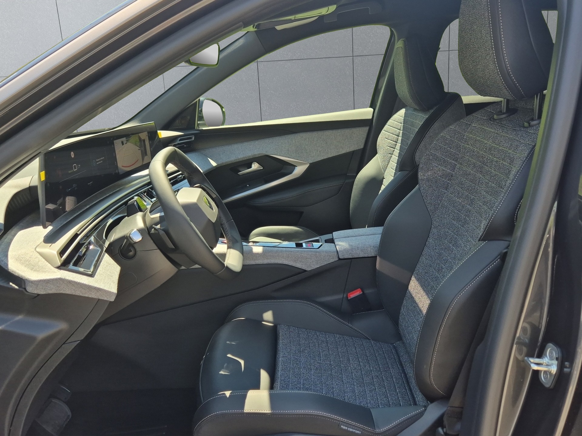 PEUGEOT 3008 e-Allure Premium AWD-image-8
