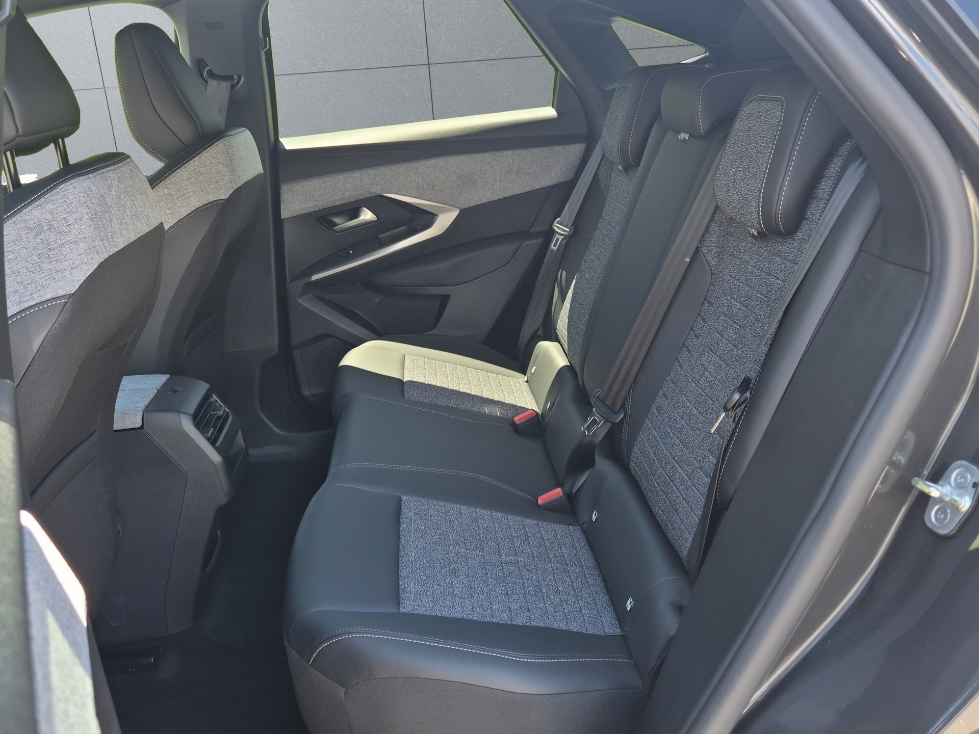 PEUGEOT 3008 e-Allure Premium AWD-image-11