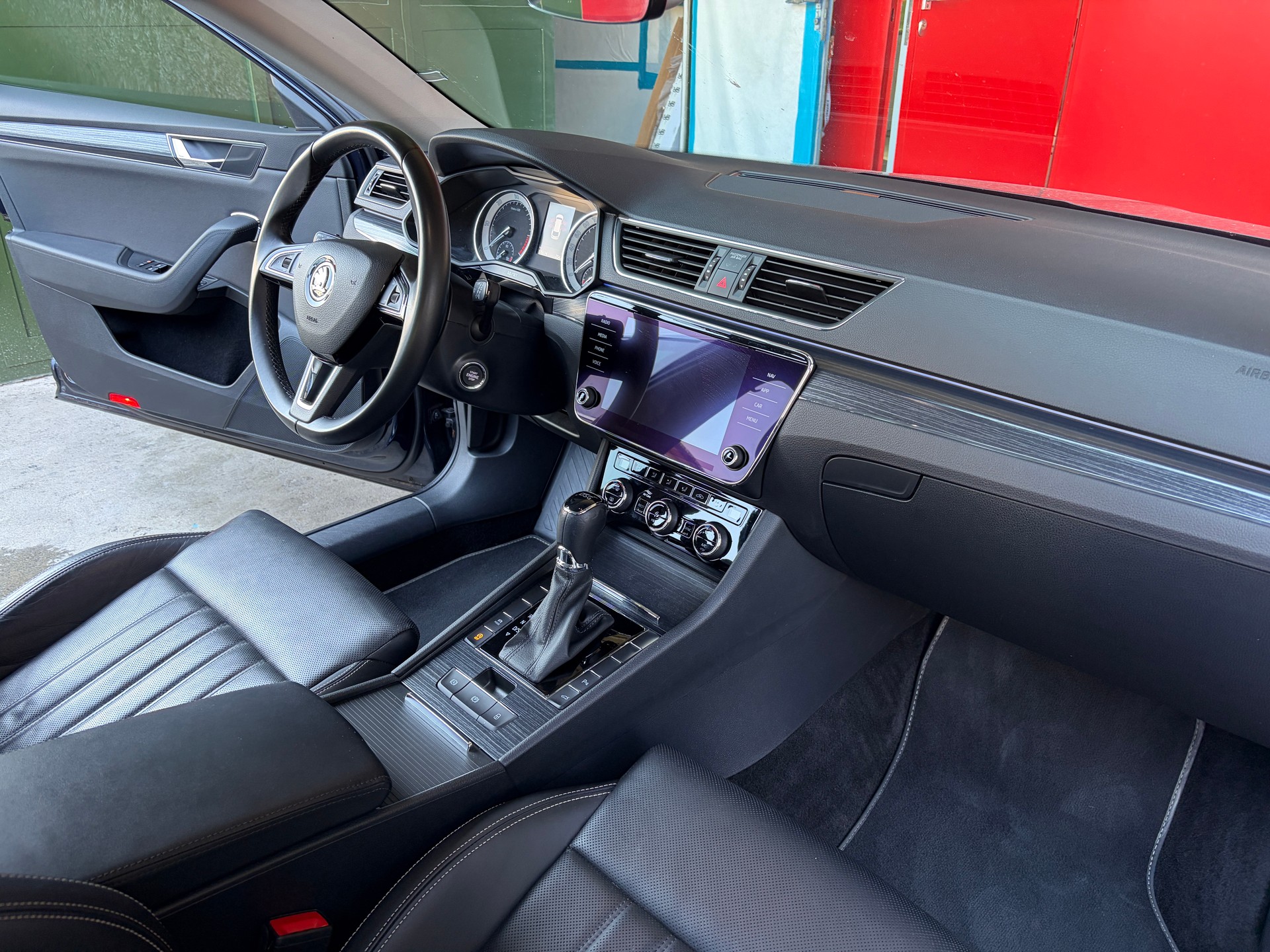 SKODA Superb Combi 2.0 TDi DSG-image-6