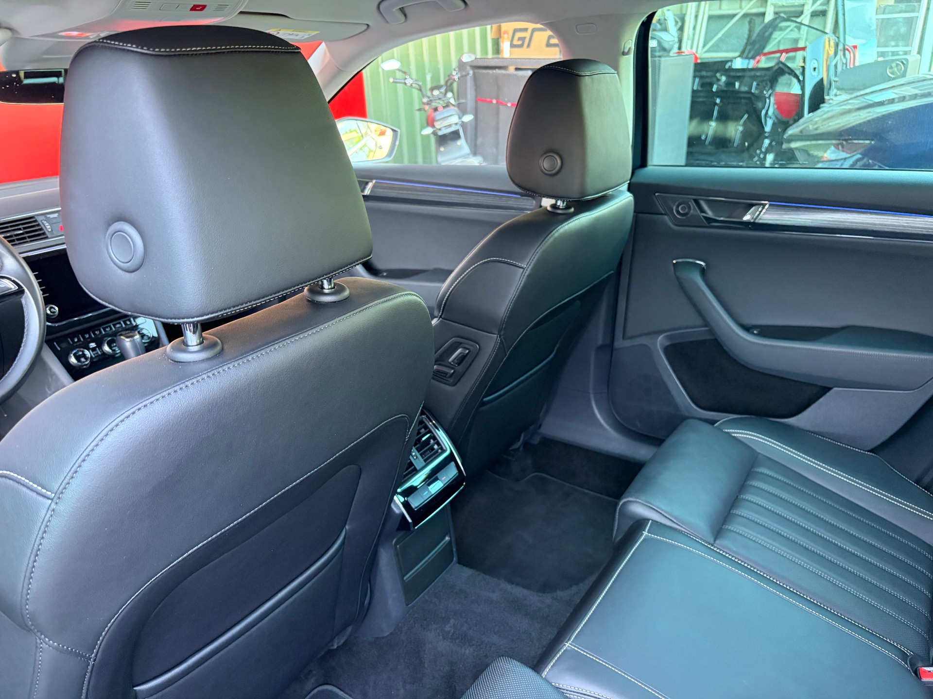 SKODA Superb Combi 2.0 TDi DSG-image-7