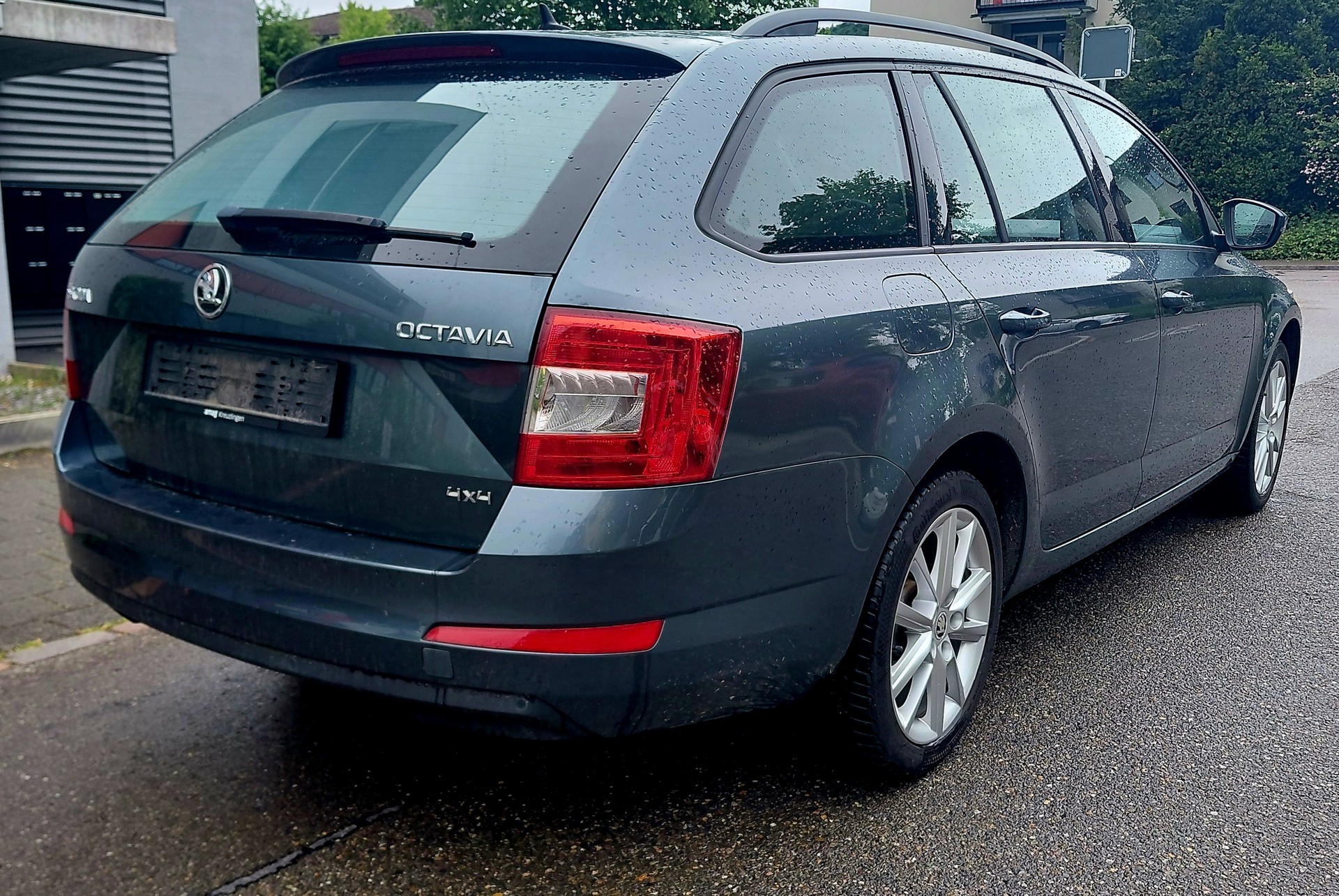 SKODA Octavia Combi 1.8 TSI Swiss Joy 4x4 DSG-image-6