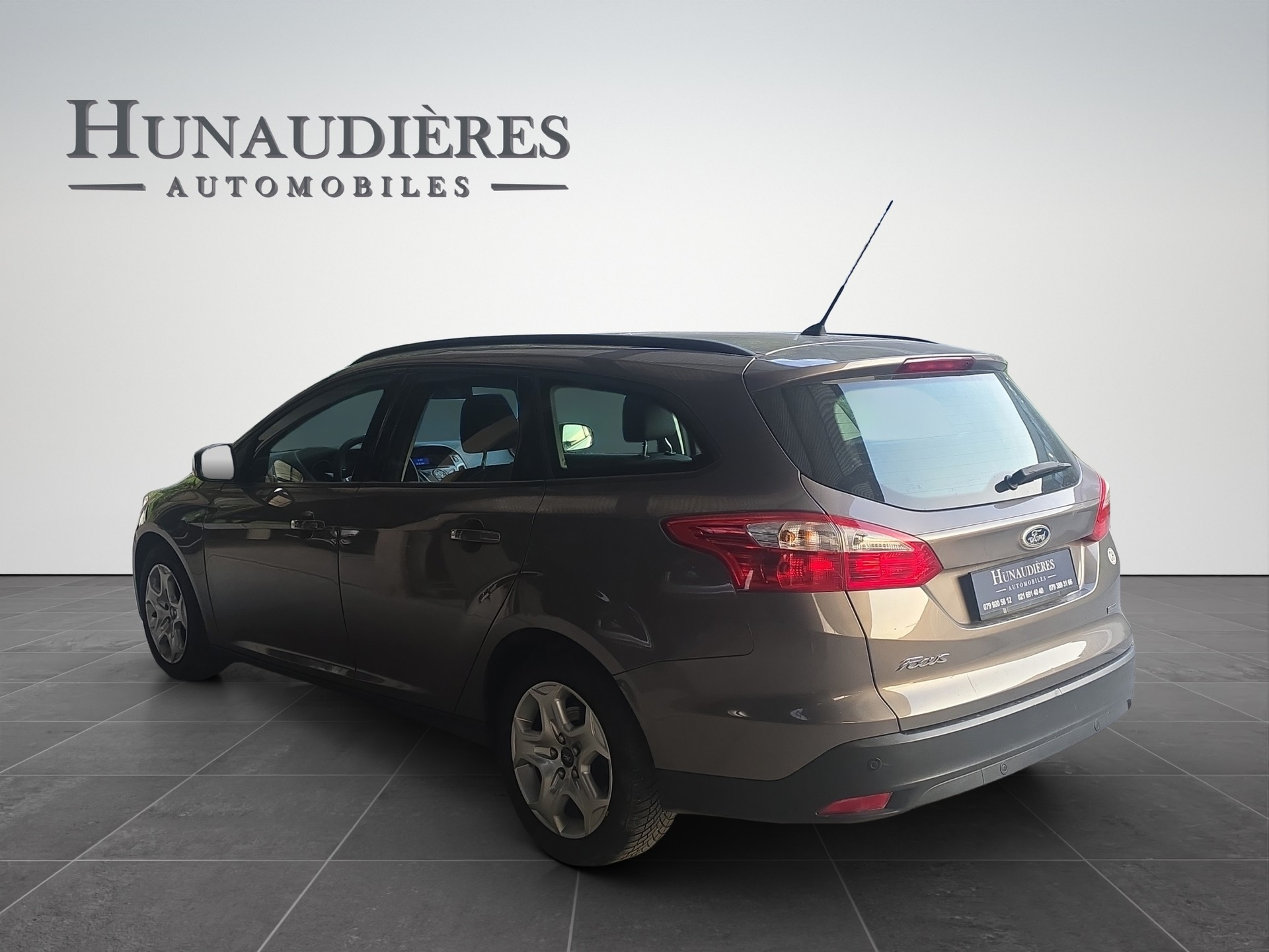 FORD Focus 1.0 SCTi Titanium-image-2