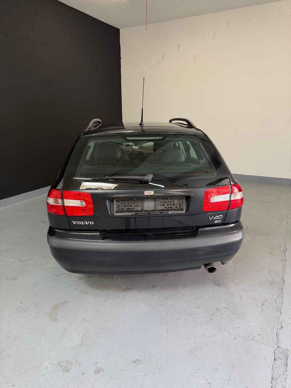 VOLVO V40 2.0 Elegance Edition ***CH-Fahrzeug***-image-4