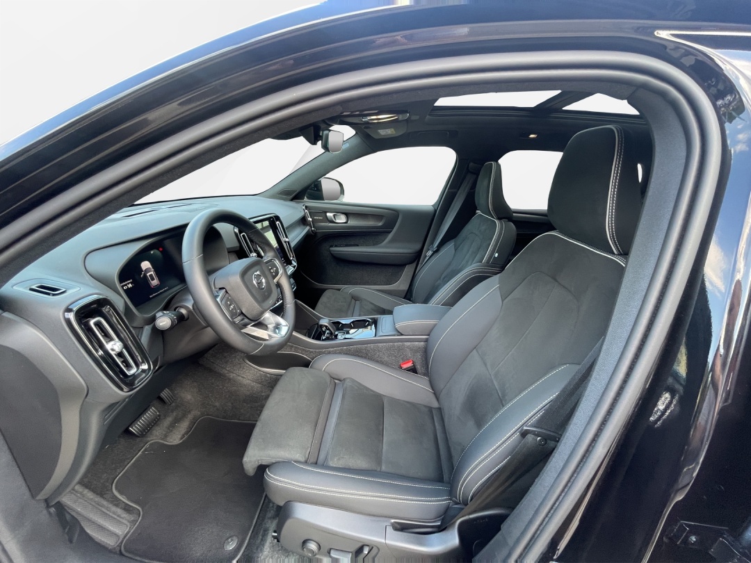 VOLVO EX40 82kWh Twin Motor Performance AWD Xcentric Black Edition-image-8