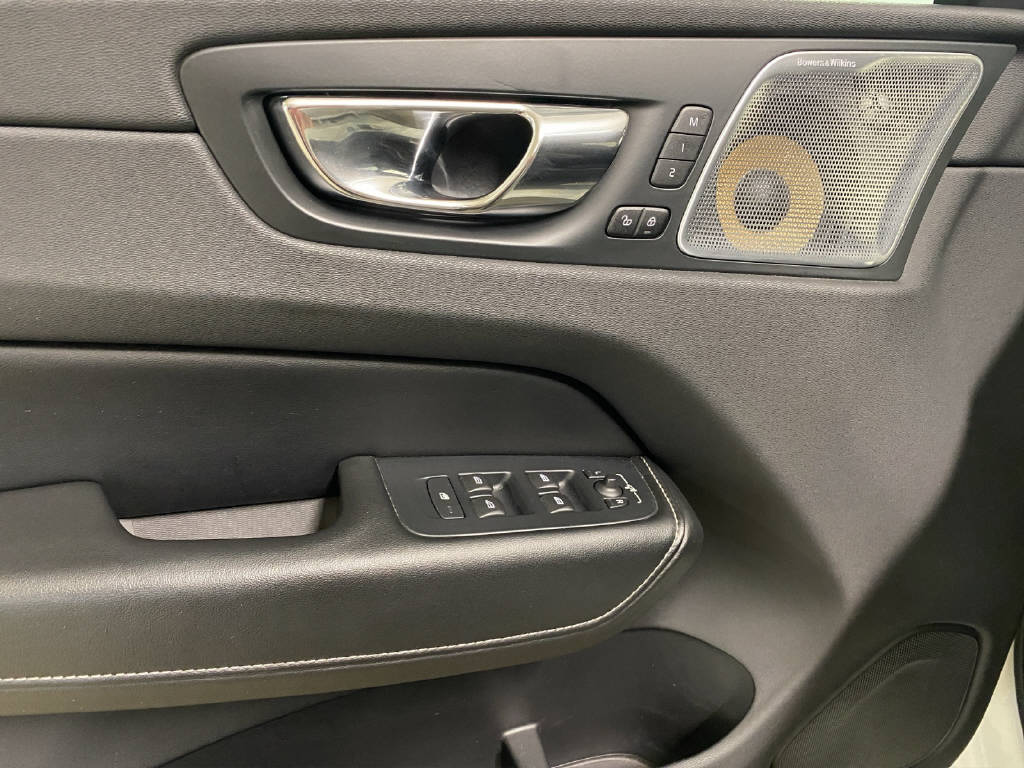 VOLVO XC60 2.0 D4 R-Design AWD-image-11
