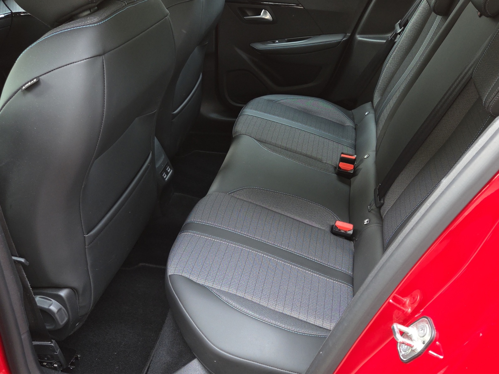 PEUGEOT 208 1.2 PureTech Allure EAT8-image-11