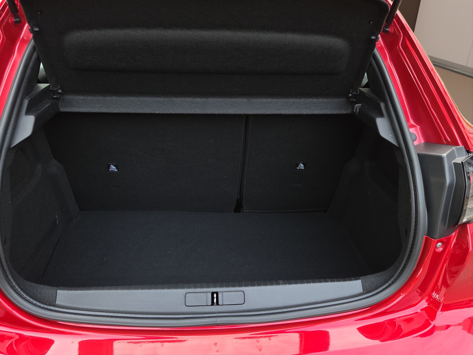 PEUGEOT 208 1.2 PureTech Allure EAT8-image-12