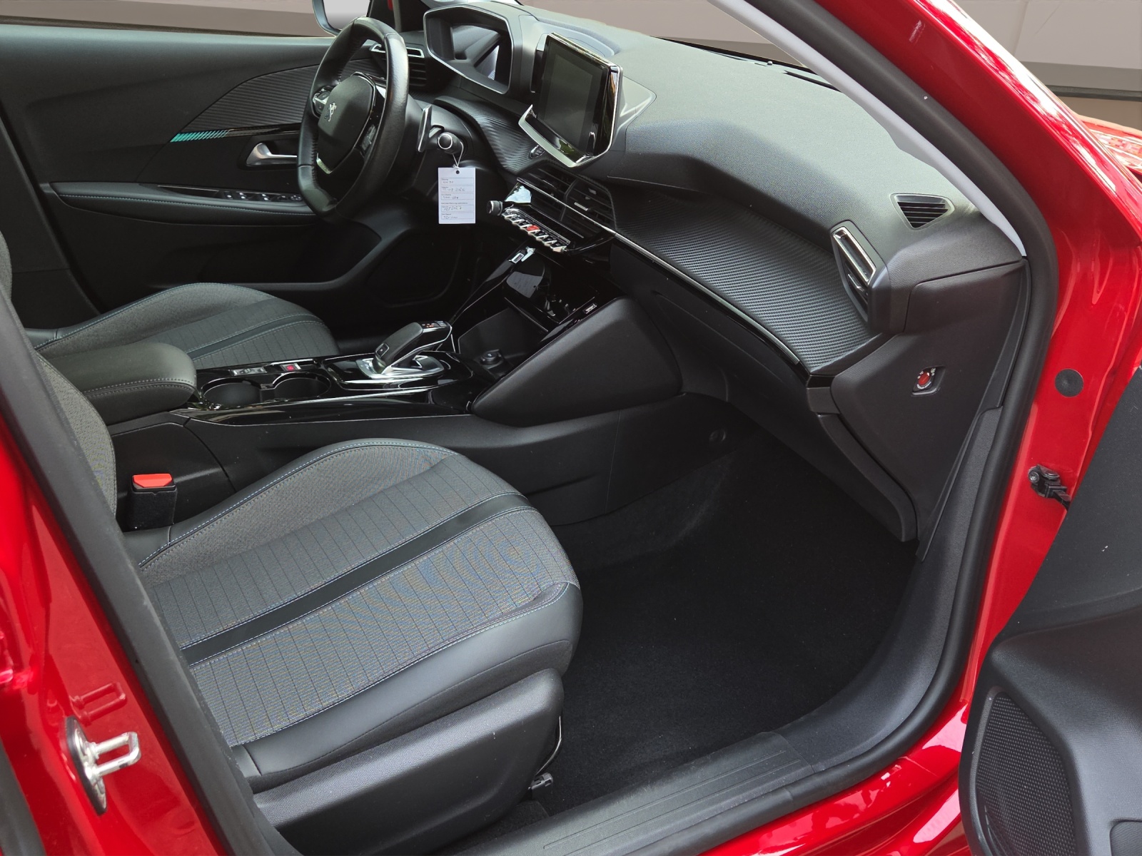 PEUGEOT 208 1.2 PureTech Allure EAT8-image-8