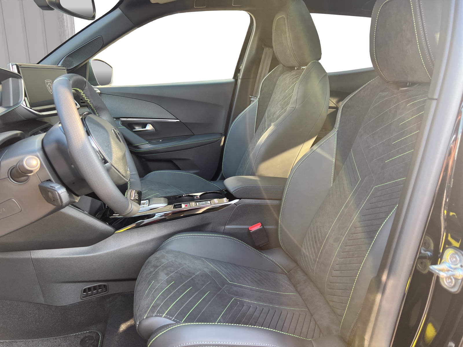 PEUGEOT 2008 1.2 Hybrid 145 GT Exclusive-image-7