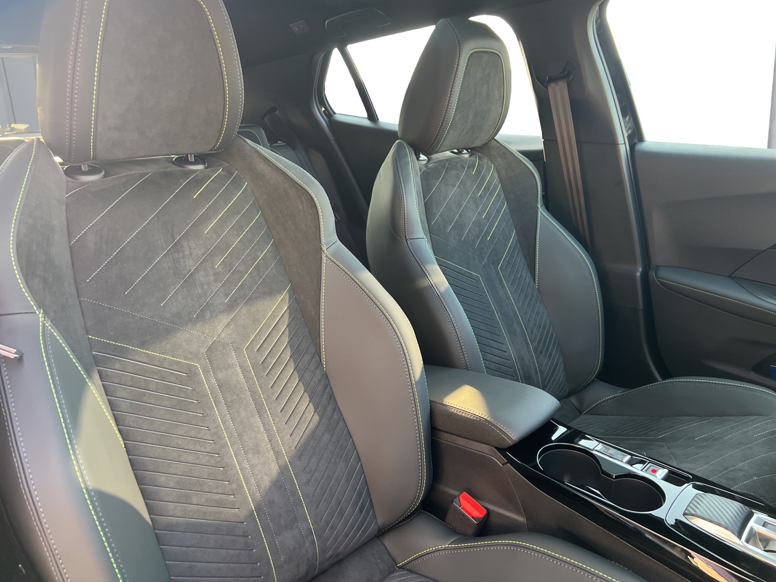 PEUGEOT 2008 1.2 Hybrid 145 GT Exclusive-image-12