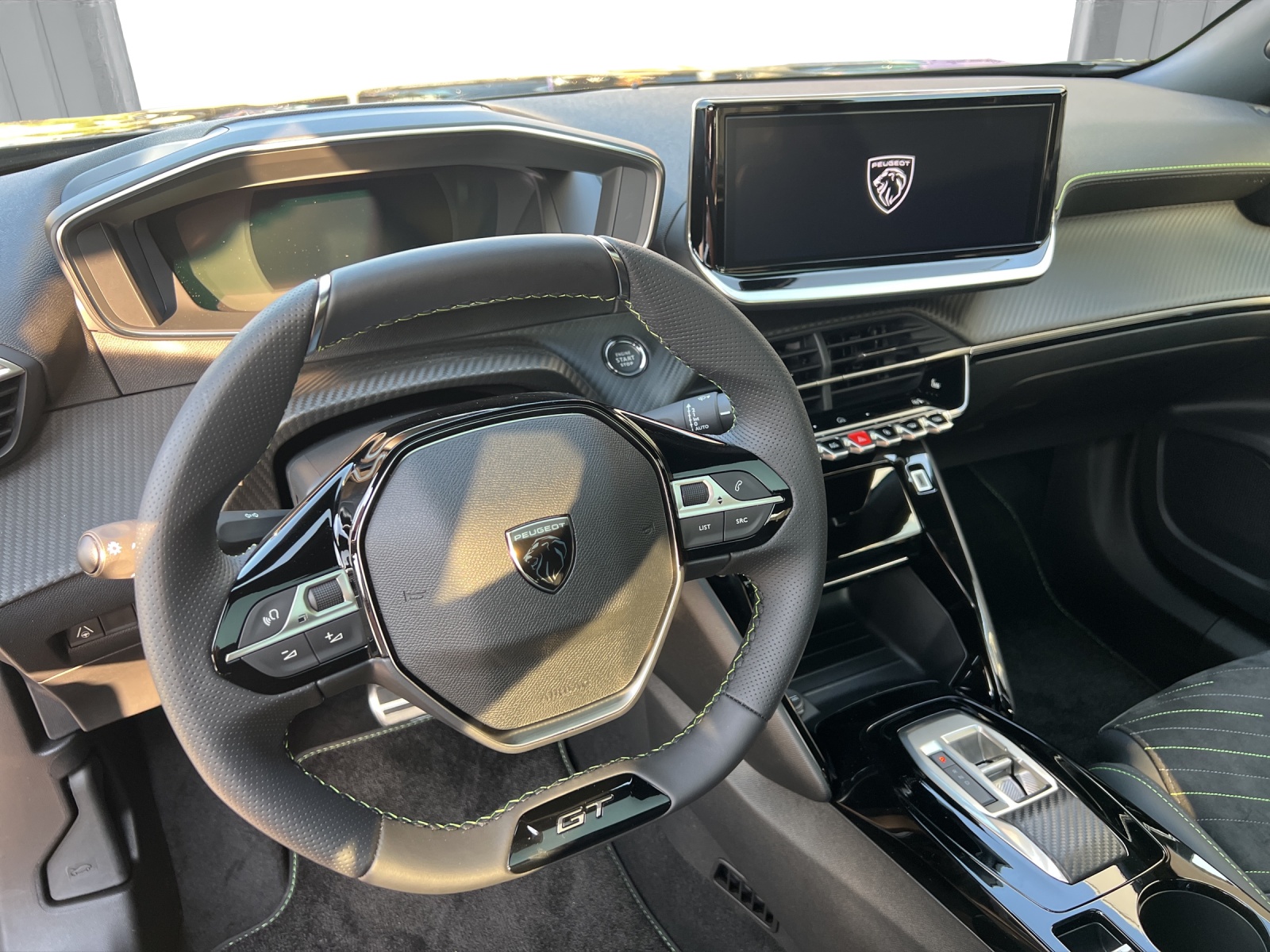PEUGEOT 2008 1.2 Hybrid 145 GT Exclusive-image-8