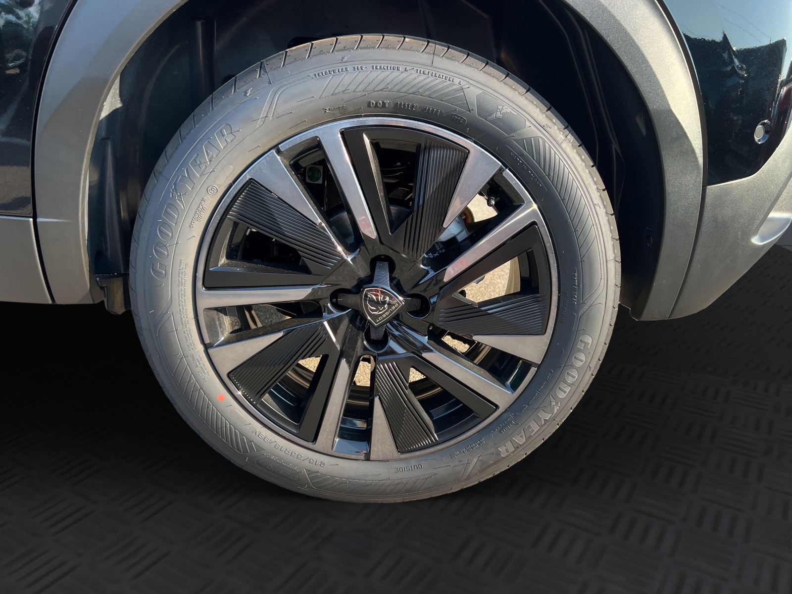 PEUGEOT 2008 1.2 Hybrid 145 GT Exclusive-image-6