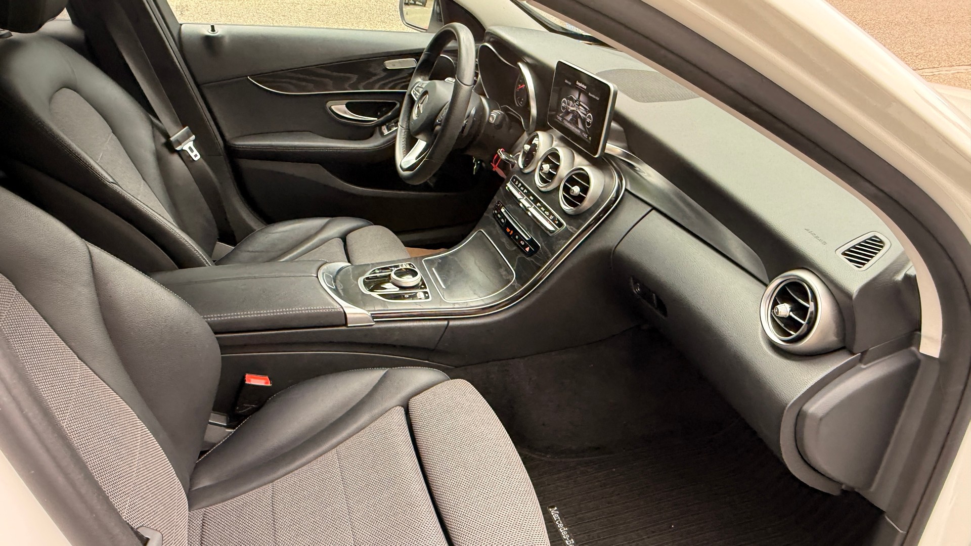 MERCEDES-BENZ C 250 d Swiss Star Exclusive 4Matic 9G-Tronic-image-11