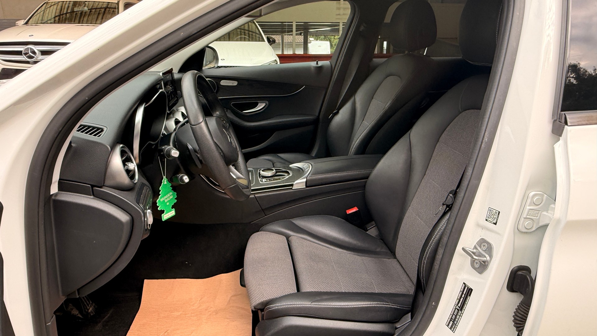 MERCEDES-BENZ C 250 d Swiss Star Exclusive 4Matic 9G-Tronic-image-9