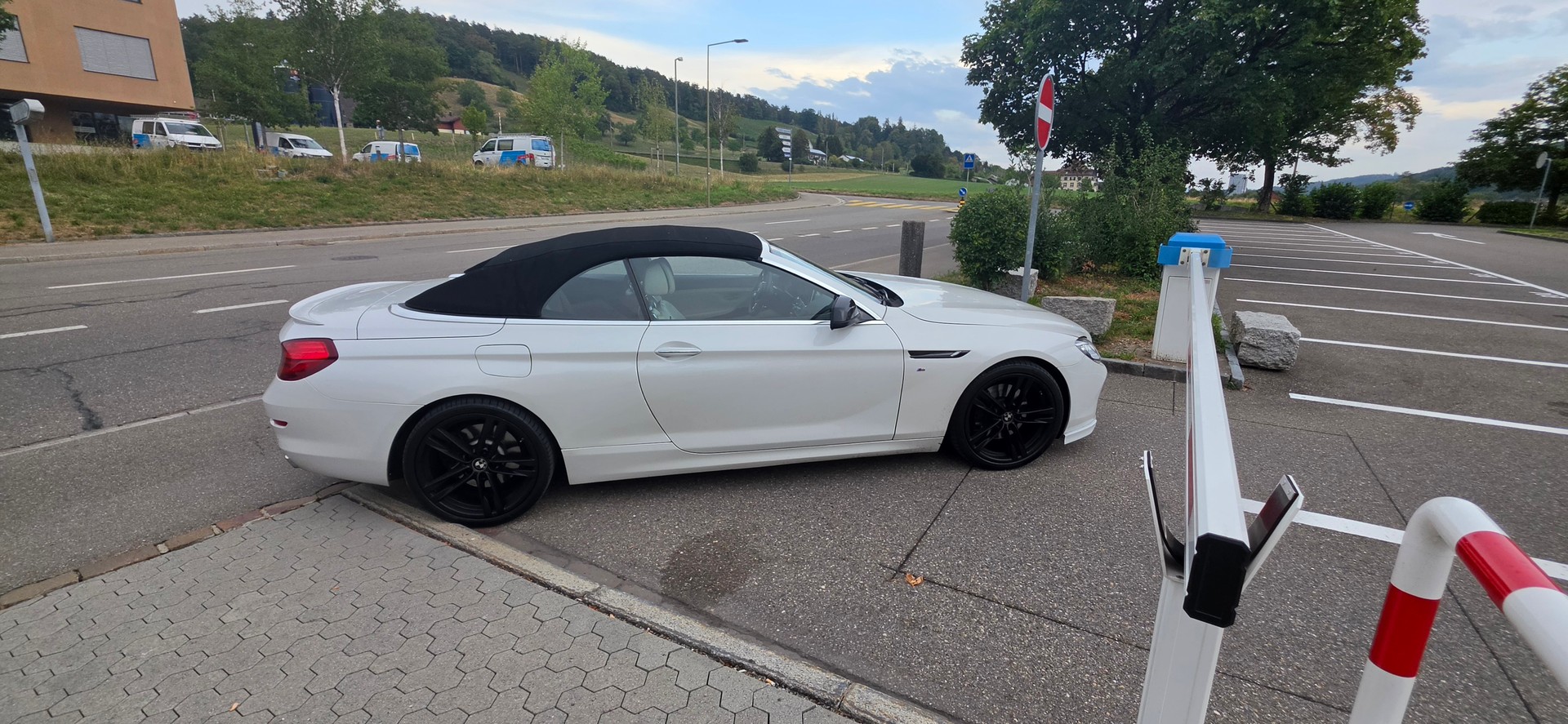 BMW 650i Cabrio-image-12