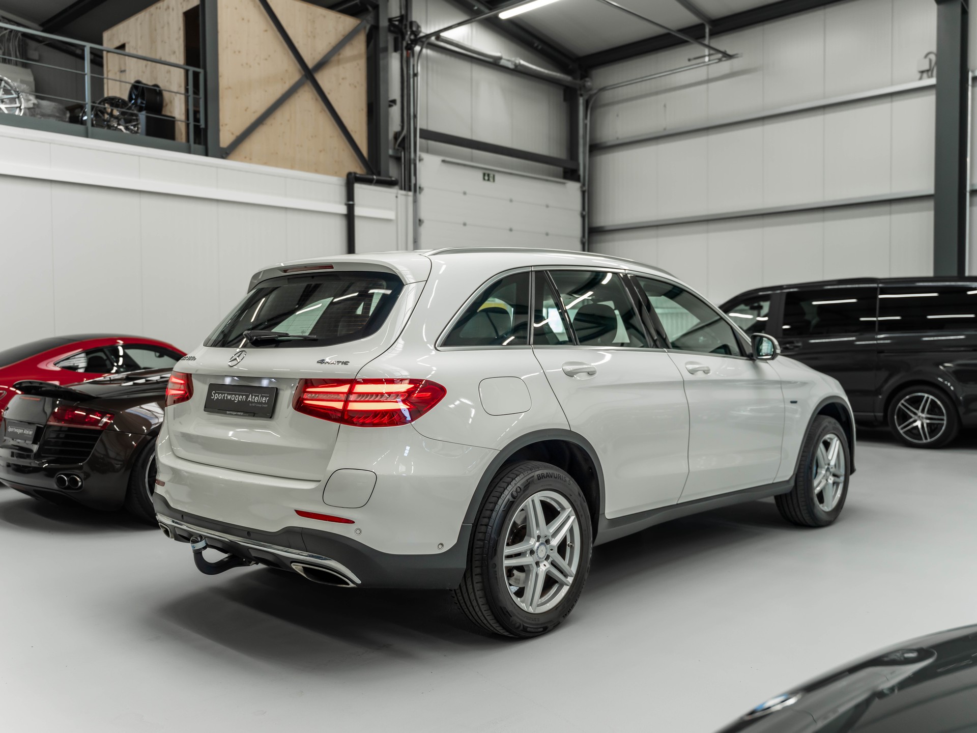 MERCEDES-BENZ GLC 350 e AMG Line 4Matic 7G-Tronic-image-3