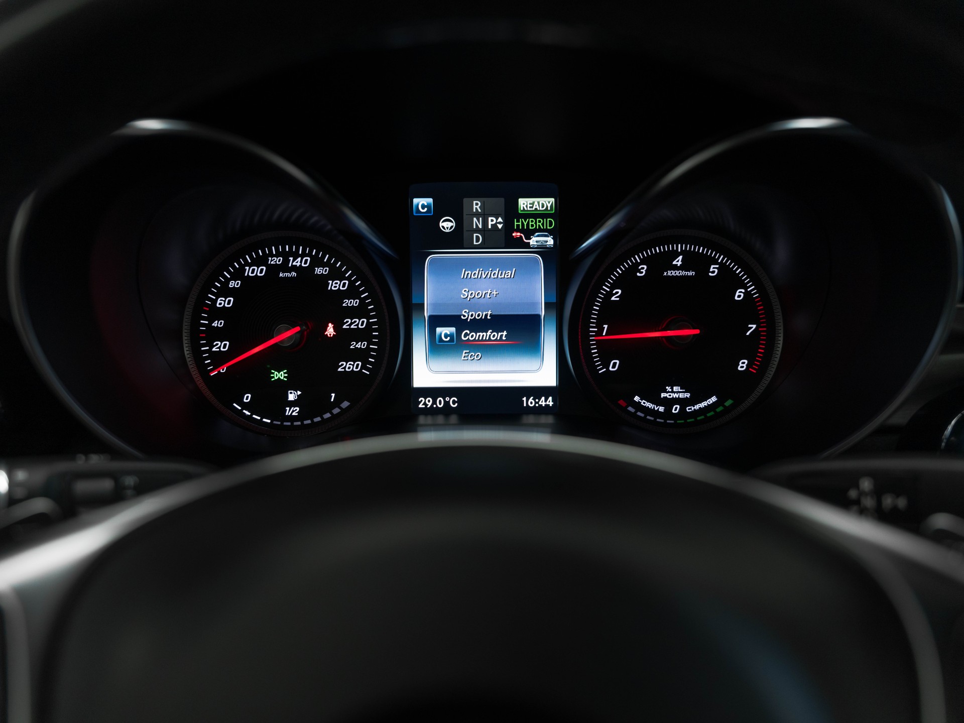 MERCEDES-BENZ GLC 350 e AMG Line 4Matic 7G-Tronic-image-27
