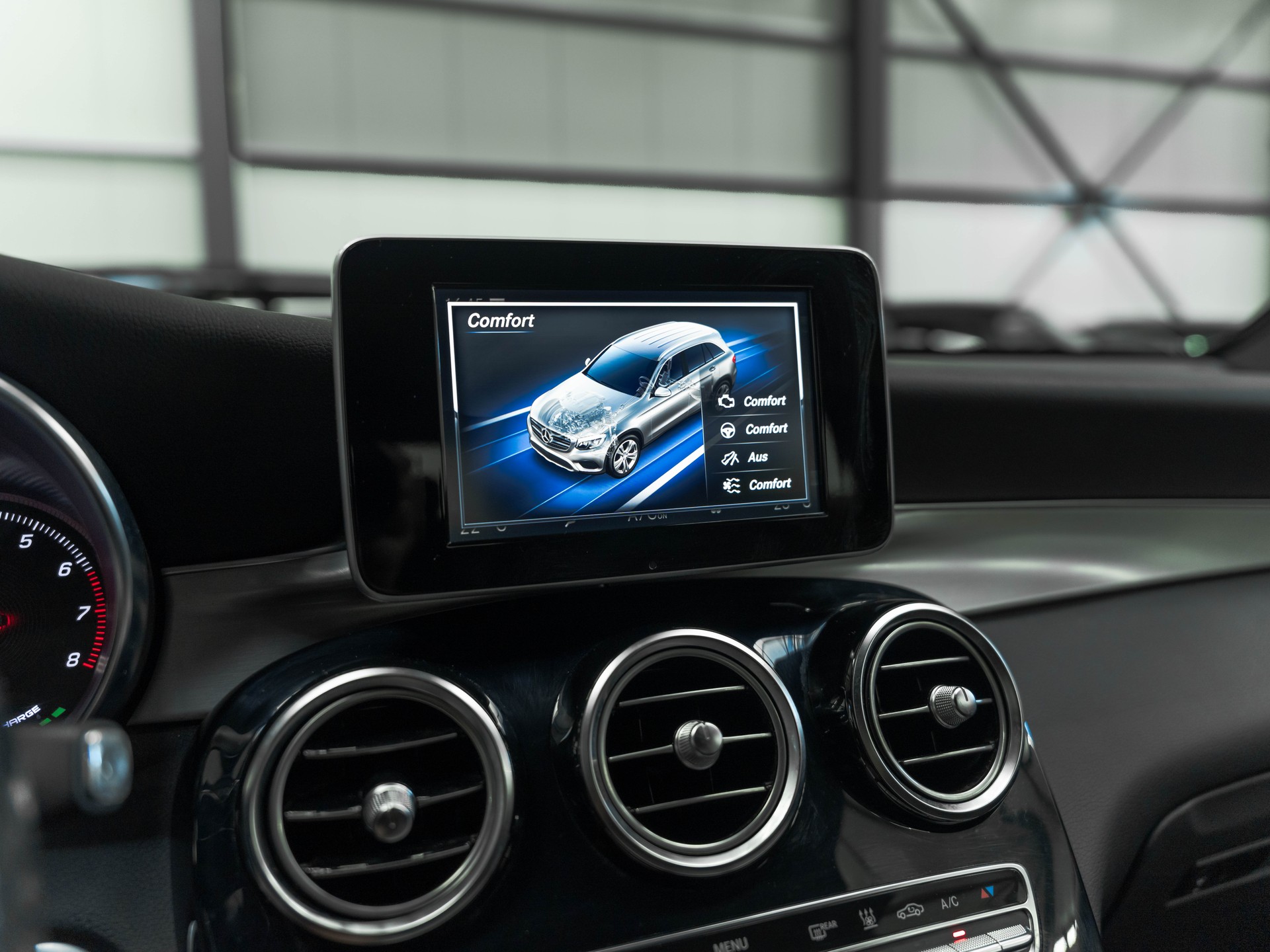 MERCEDES-BENZ GLC 350 e AMG Line 4Matic 7G-Tronic-image-25