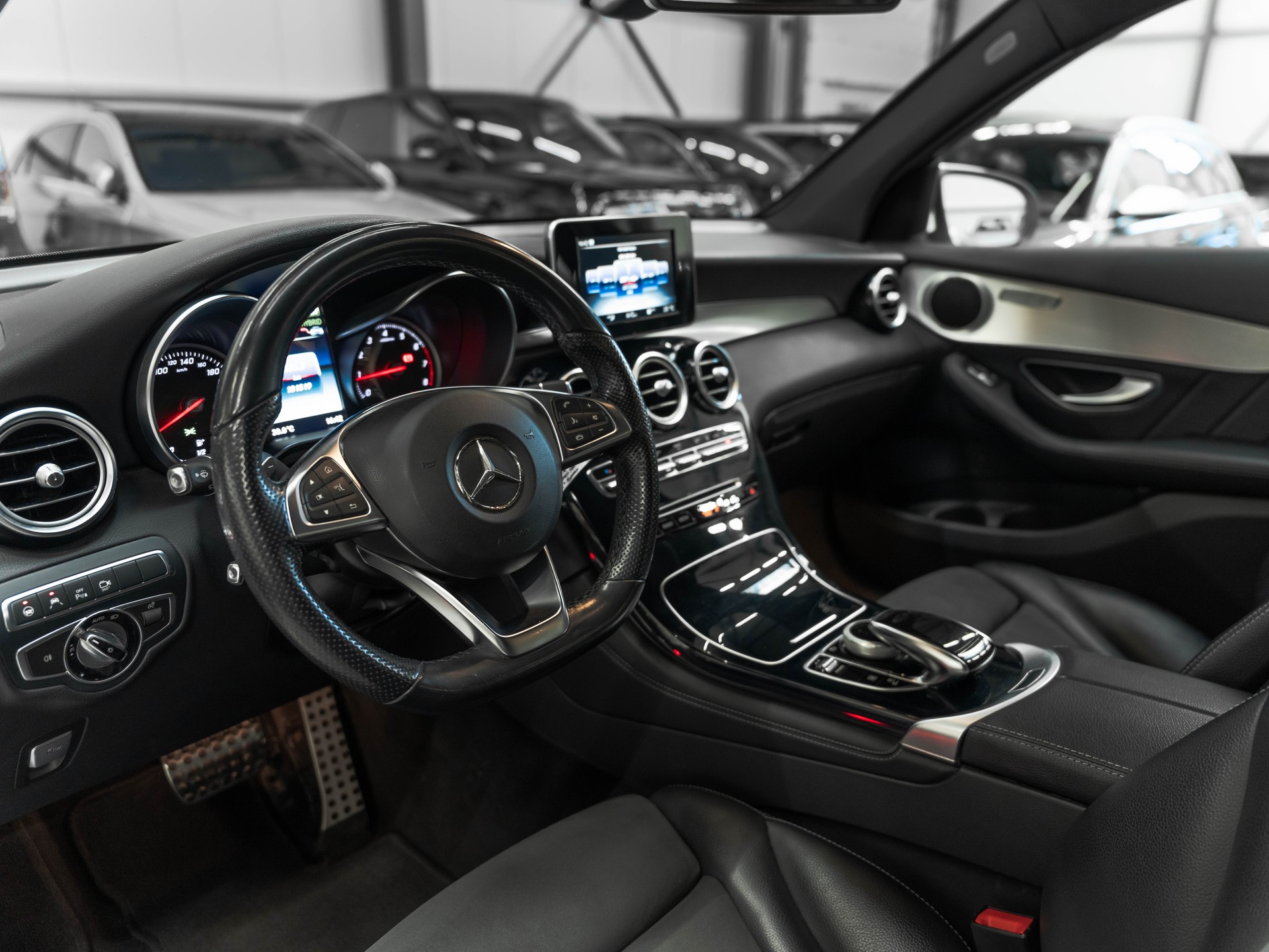 MERCEDES-BENZ GLC 350 e AMG Line 4Matic 7G-Tronic-image-7
