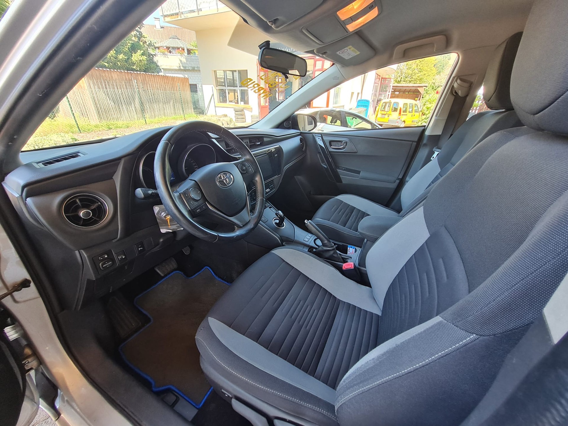 TOYOTA Auris 1.8 HSD Trend e-CVT-image-4