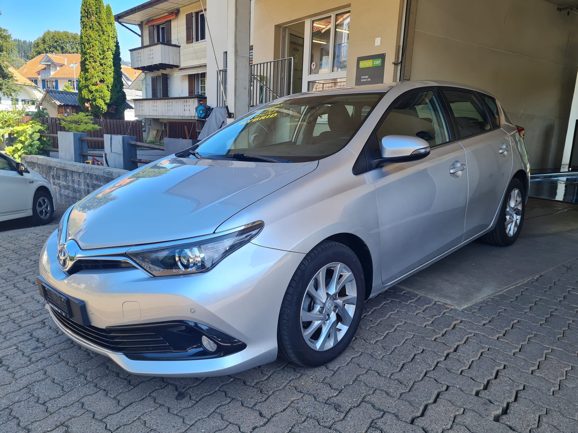 TOYOTA Auris 1.8 HSD Trend e-CVT-image-0
