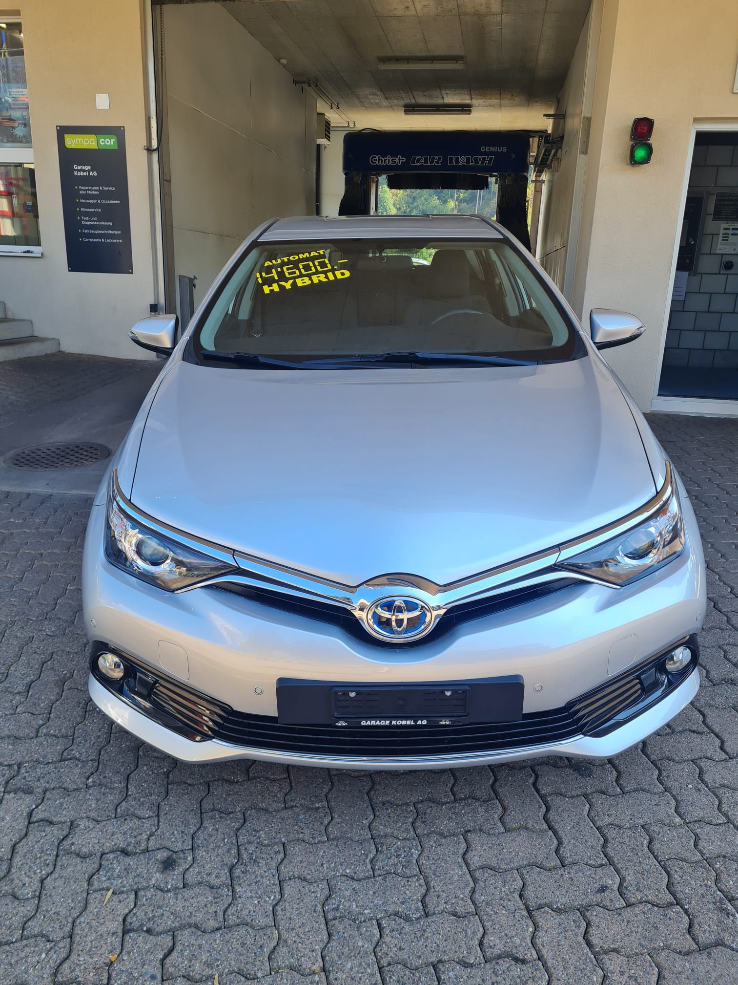 TOYOTA Auris 1.8 HSD Trend e-CVT-image-1