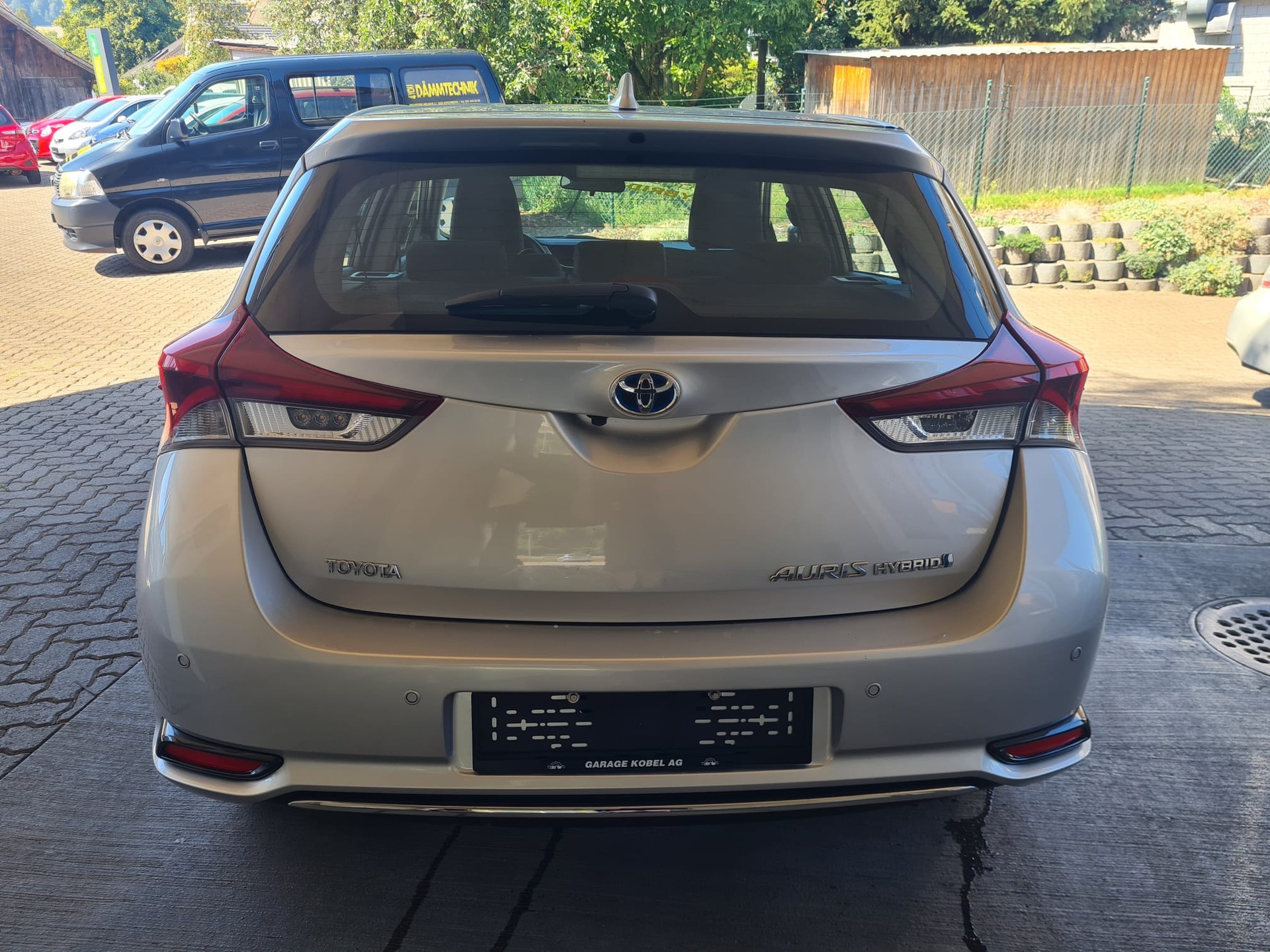 TOYOTA Auris 1.8 HSD Trend e-CVT-image-3