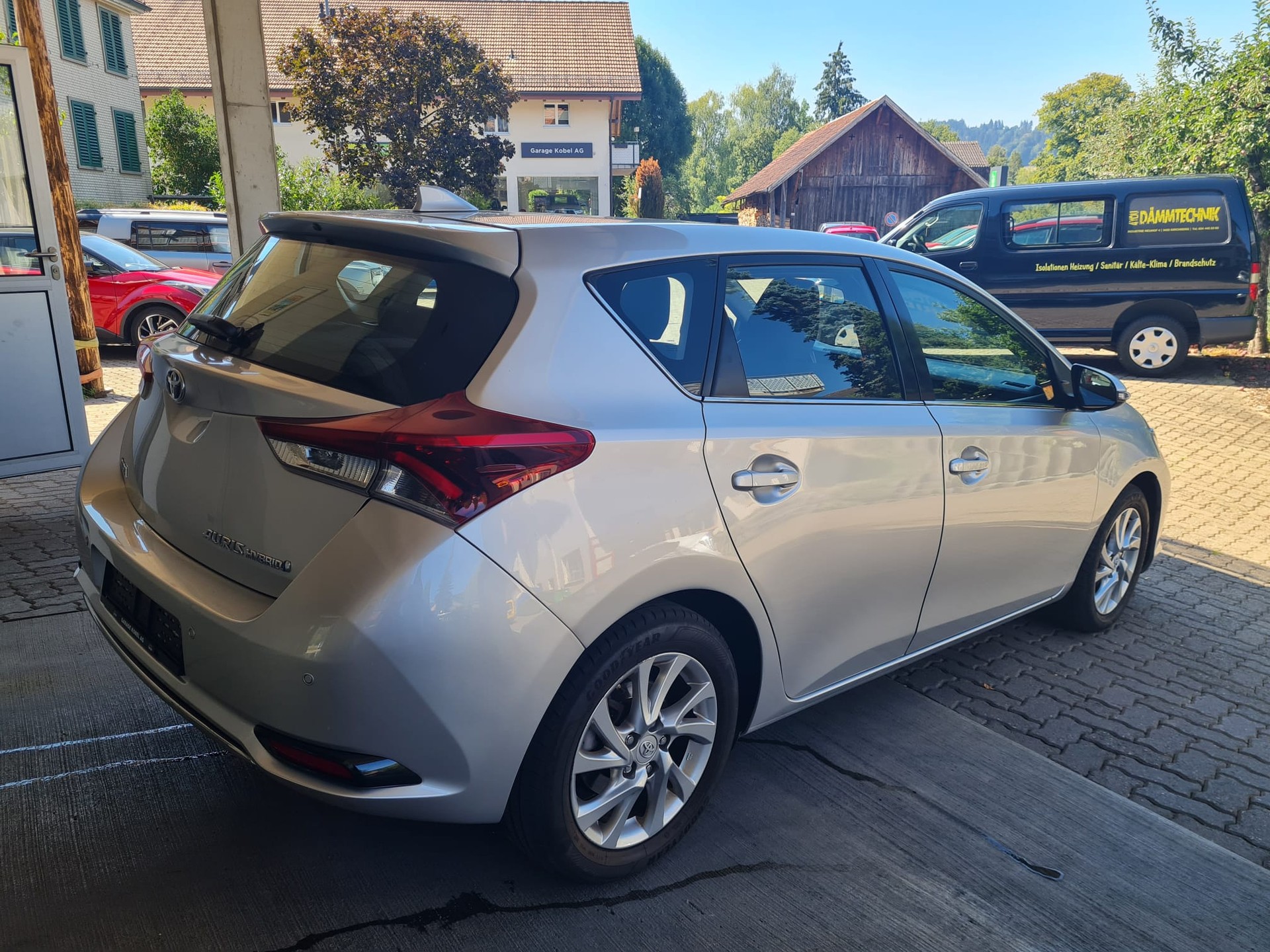 TOYOTA Auris 1.8 HSD Trend e-CVT-image-2