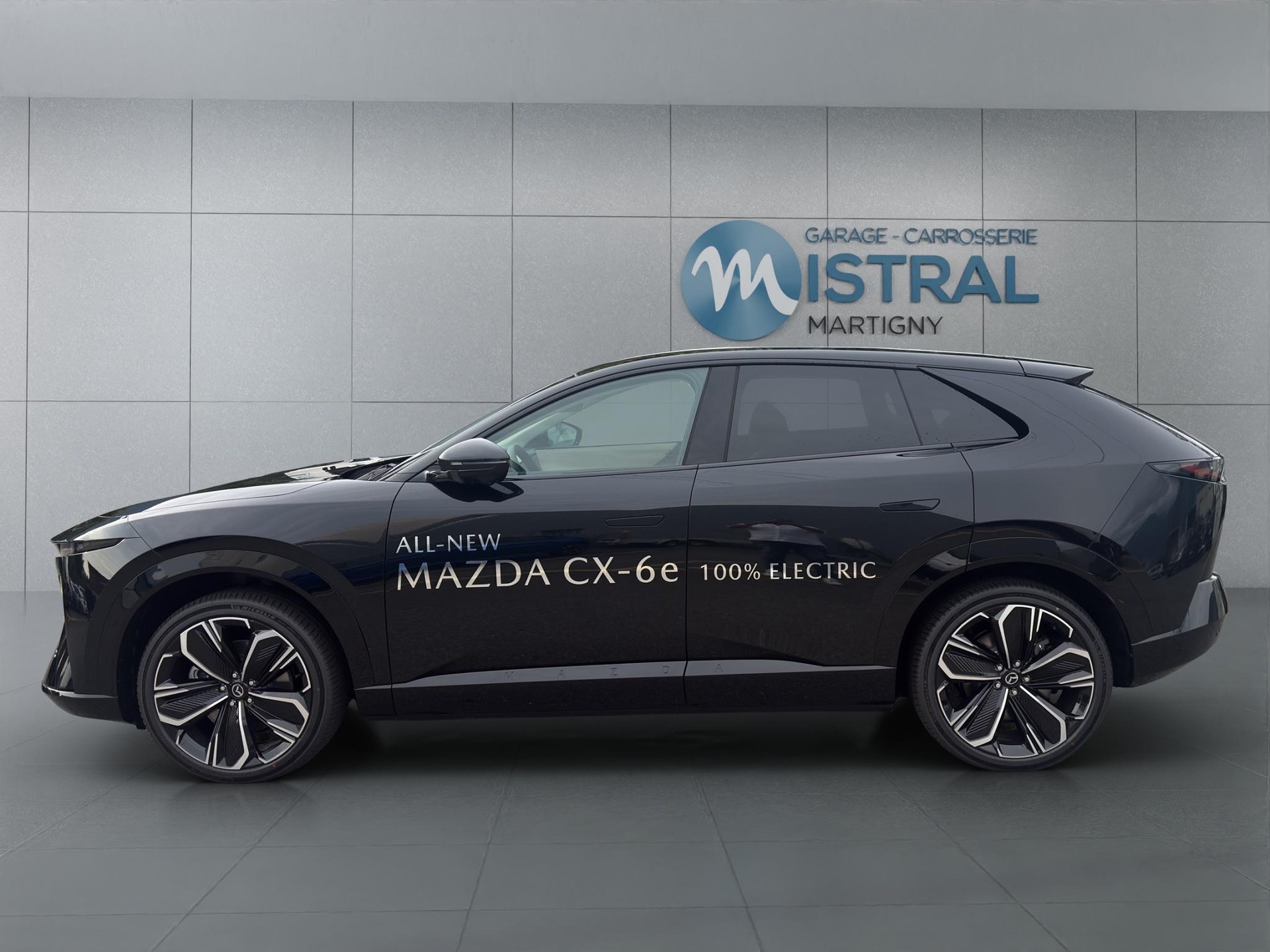 MAZDA CX-6e Takumi-showroom-element-1