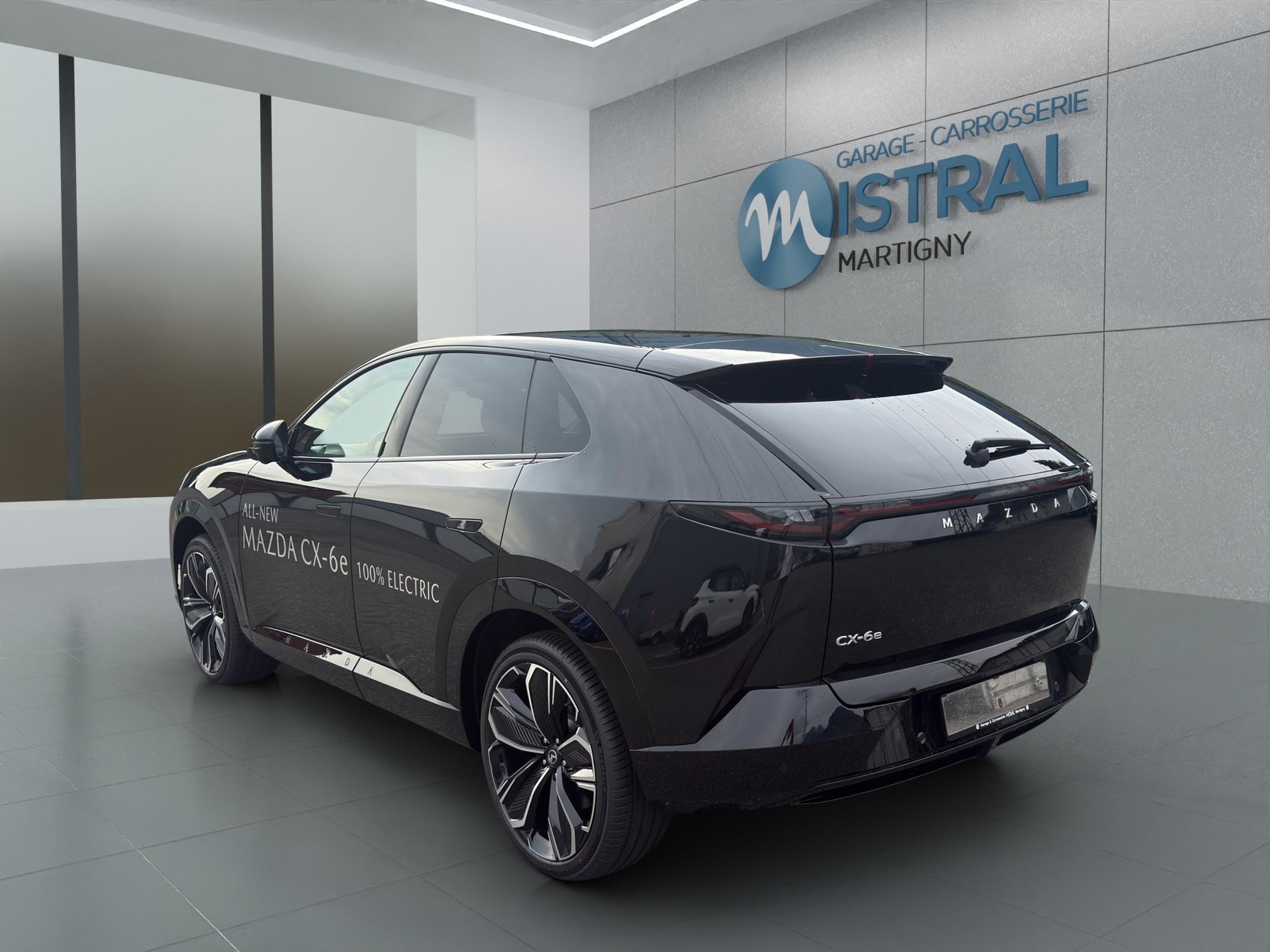 MAZDA CX-6e Takumi-showroom-element-2