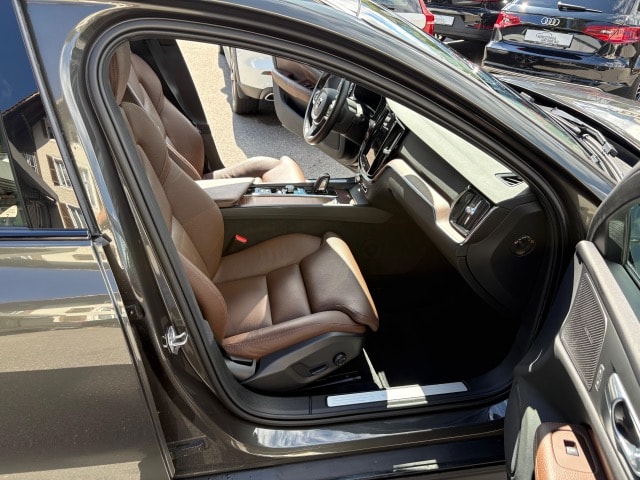 VOLVO V60 Cross Country 2.0 B4 AWD-image-12