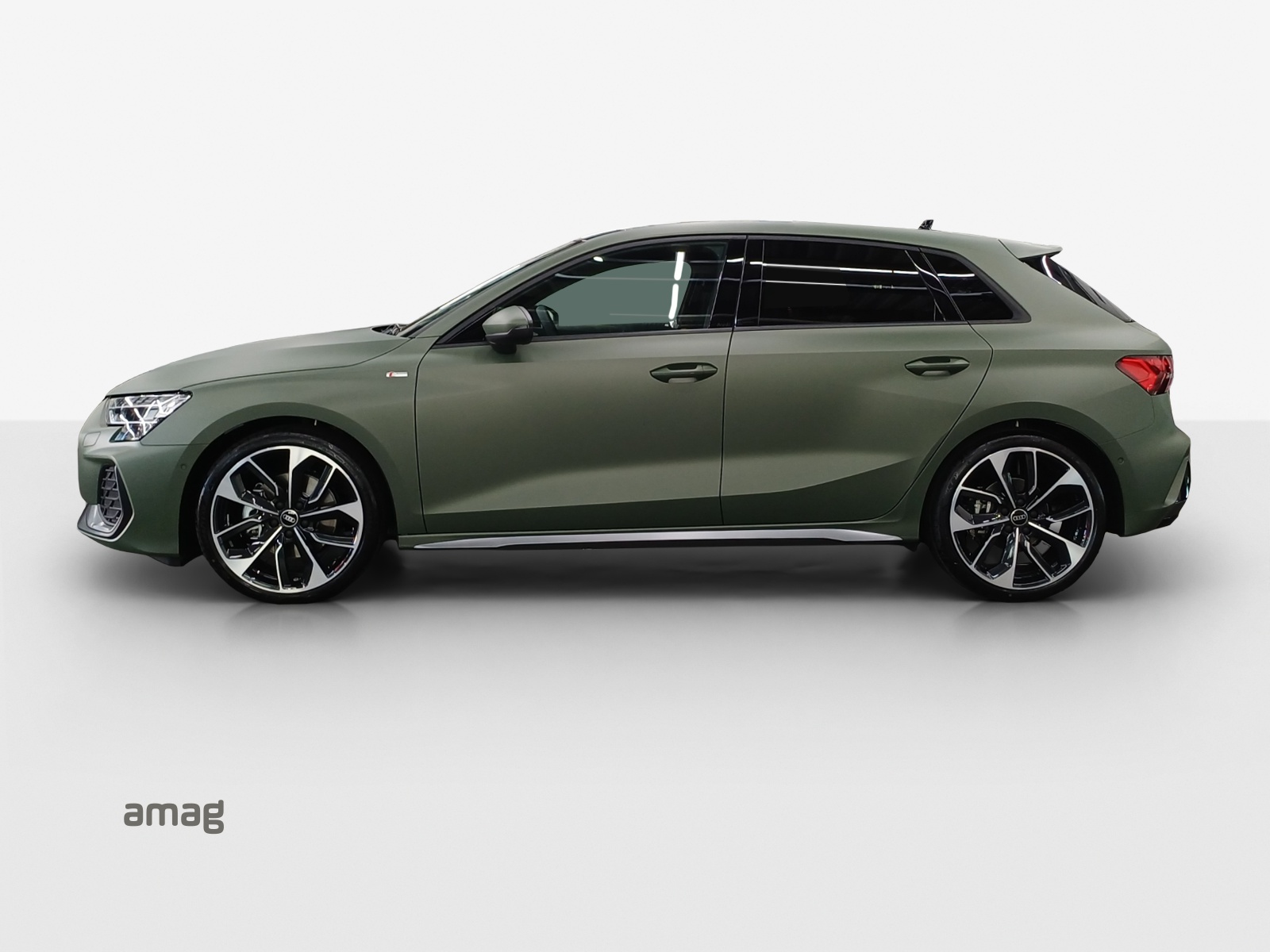 AUDI A3 Sportback TFSI 110 kW S line Attraction S tronic-image-1