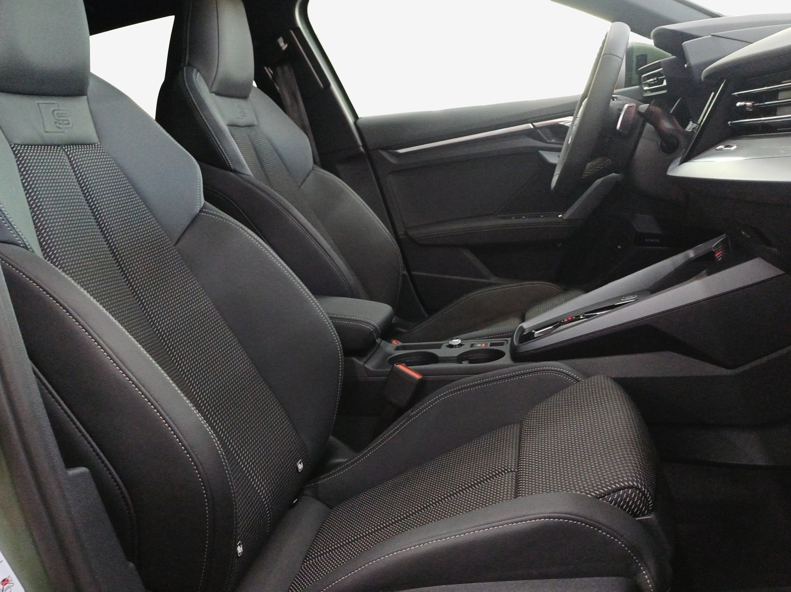 AUDI A3 Sportback TFSI 110 kW S line Attraction S tronic-image-13