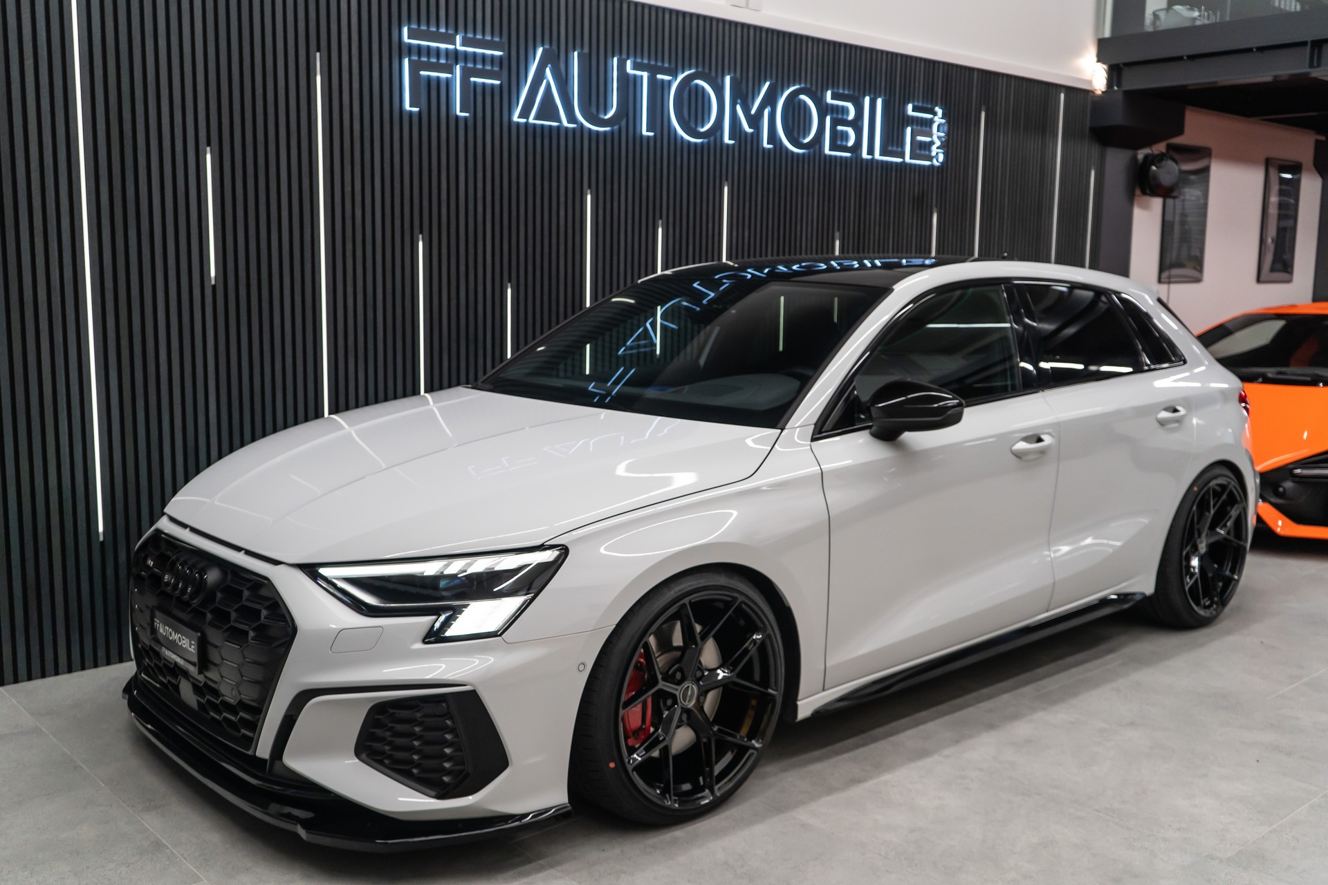 AUDI S3 SPORTBACK 2.0 TFSI QUATTRO S-TRONIC / CH-FAHRZEUG / BLACK & WHITE-showroom-element-3