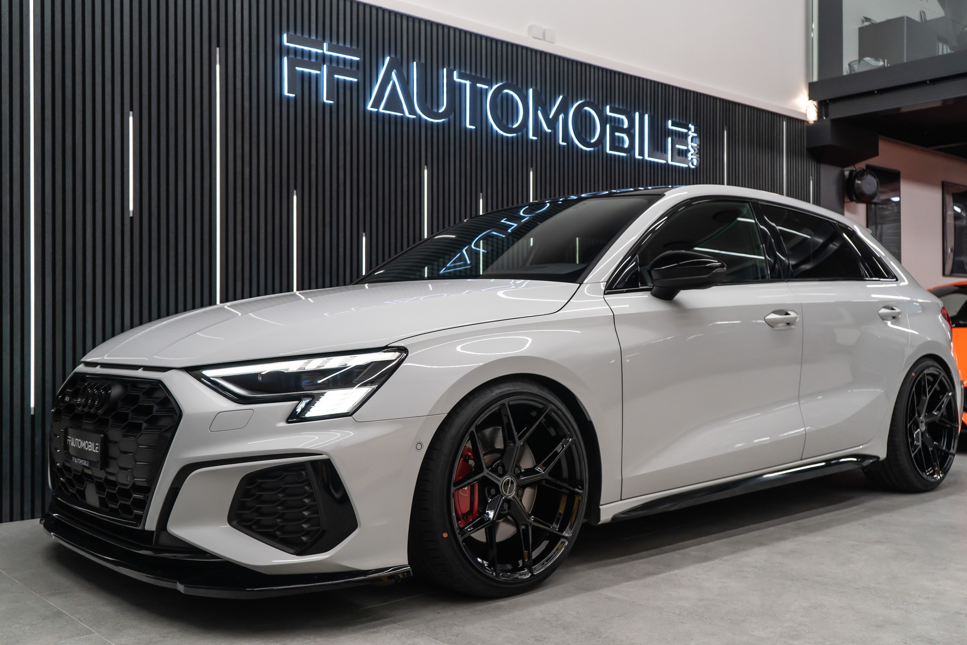 AUDI S3 SPORTBACK 2.0 TFSI QUATTRO S-TRONIC / CH-FAHRZEUG / BLACK & WHITE-showroom-element-2