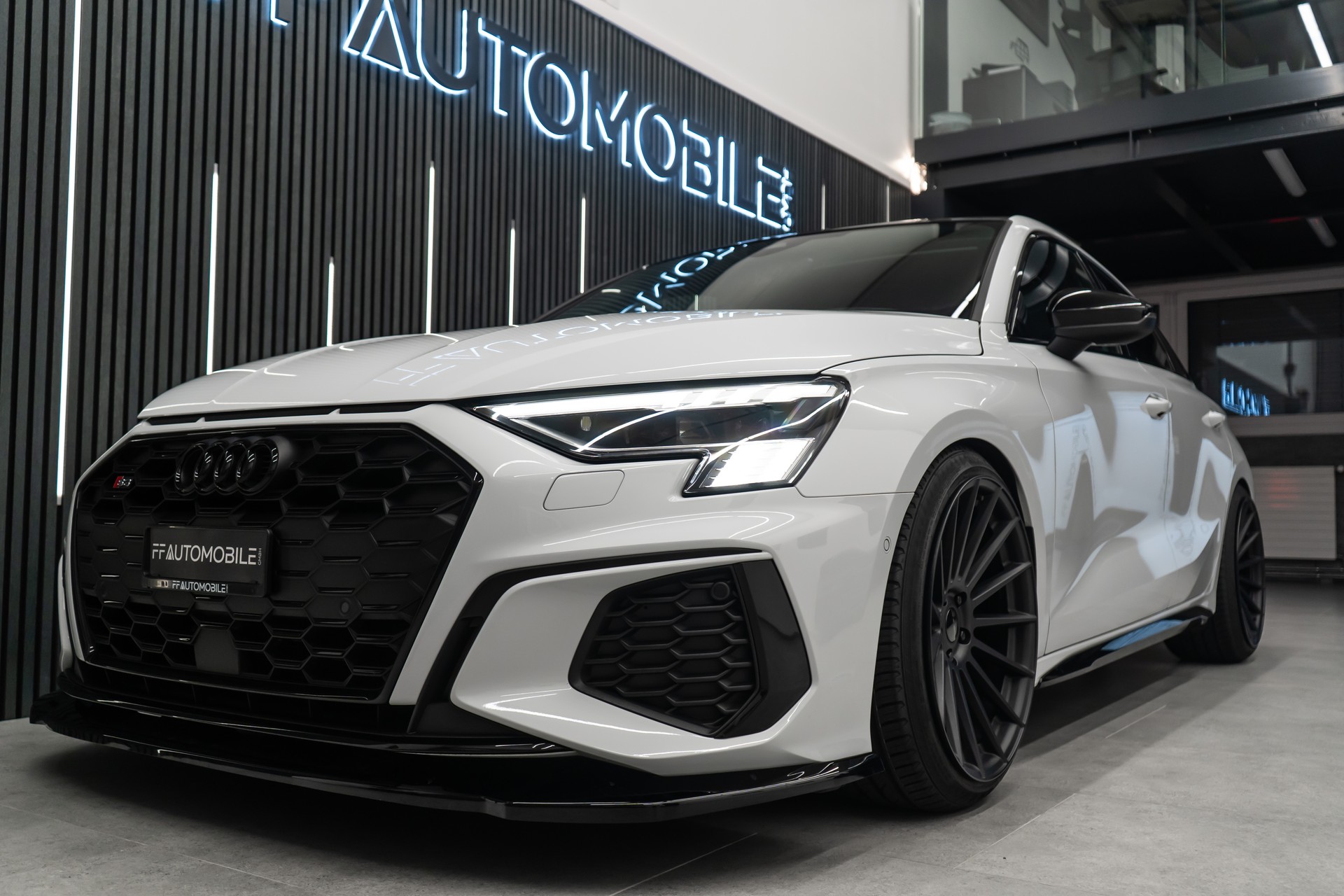 AUDI S3 SPORTBACK 2.0 TFSI QUATTRO S-TRONIC / CH-FAHRZEUG / BLACK & WHITE-image-3