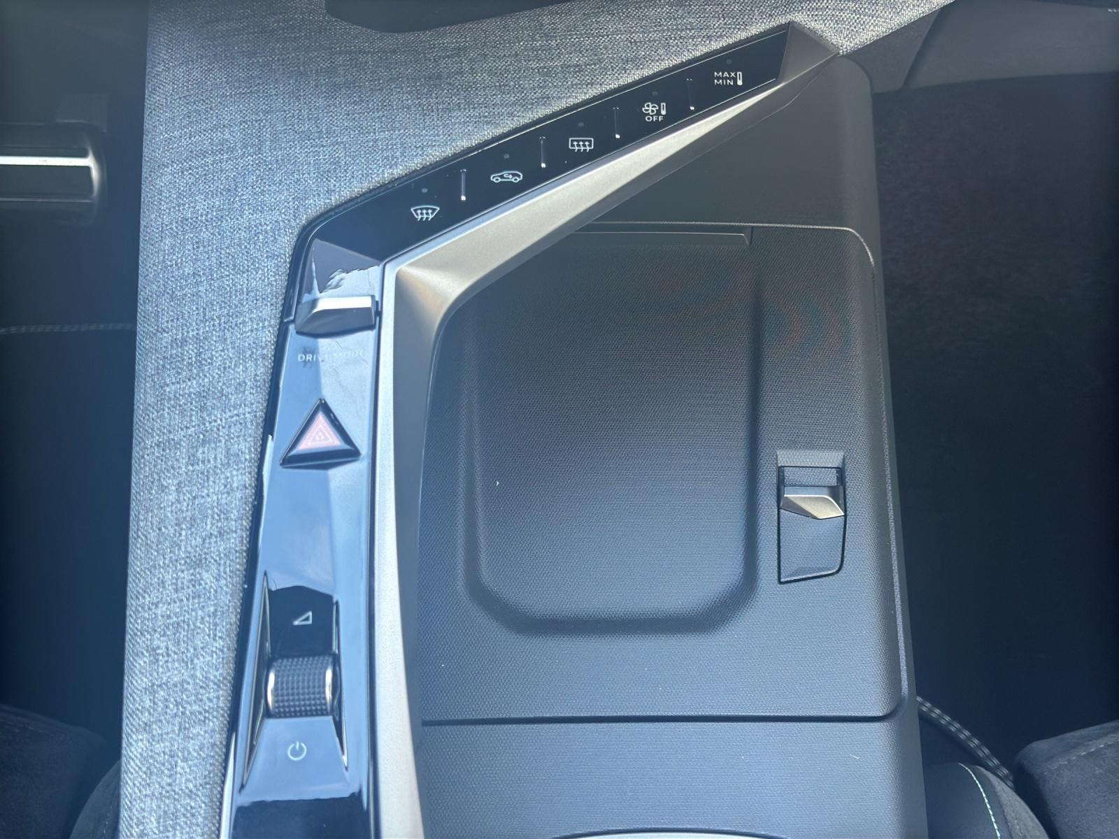PEUGEOT 3008 1.2 Hybrid 145 GT Exclusive-image-17