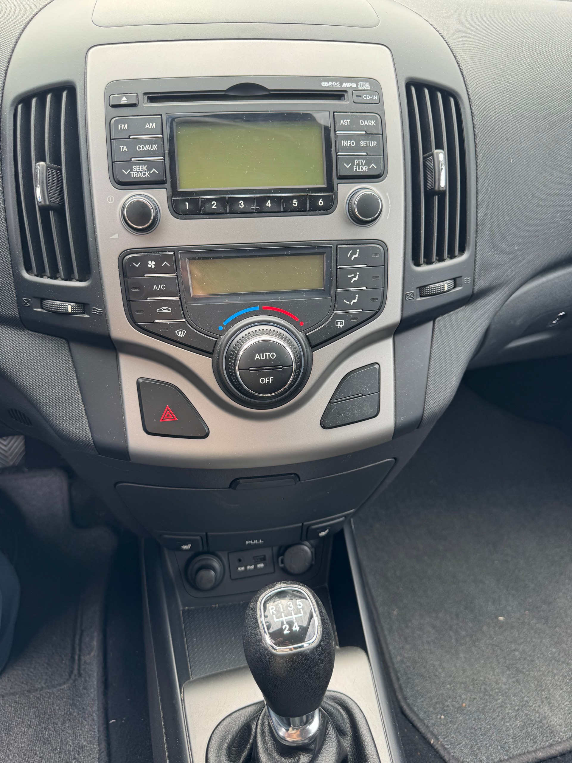 HYUNDAI i30 1.6 Swiss Plus Edition-image-9