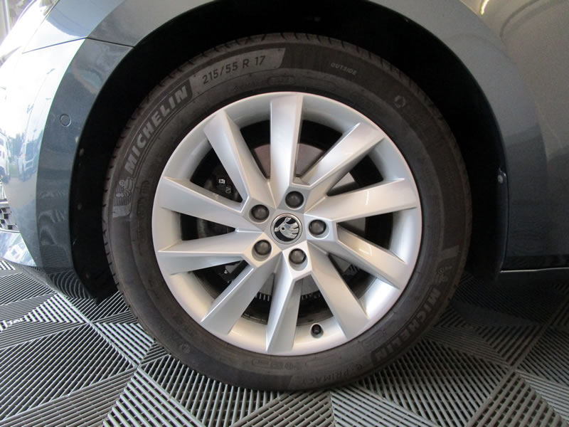 SKODA Superb Combi 2.0 TDi Style 4x4 DSG-image-23