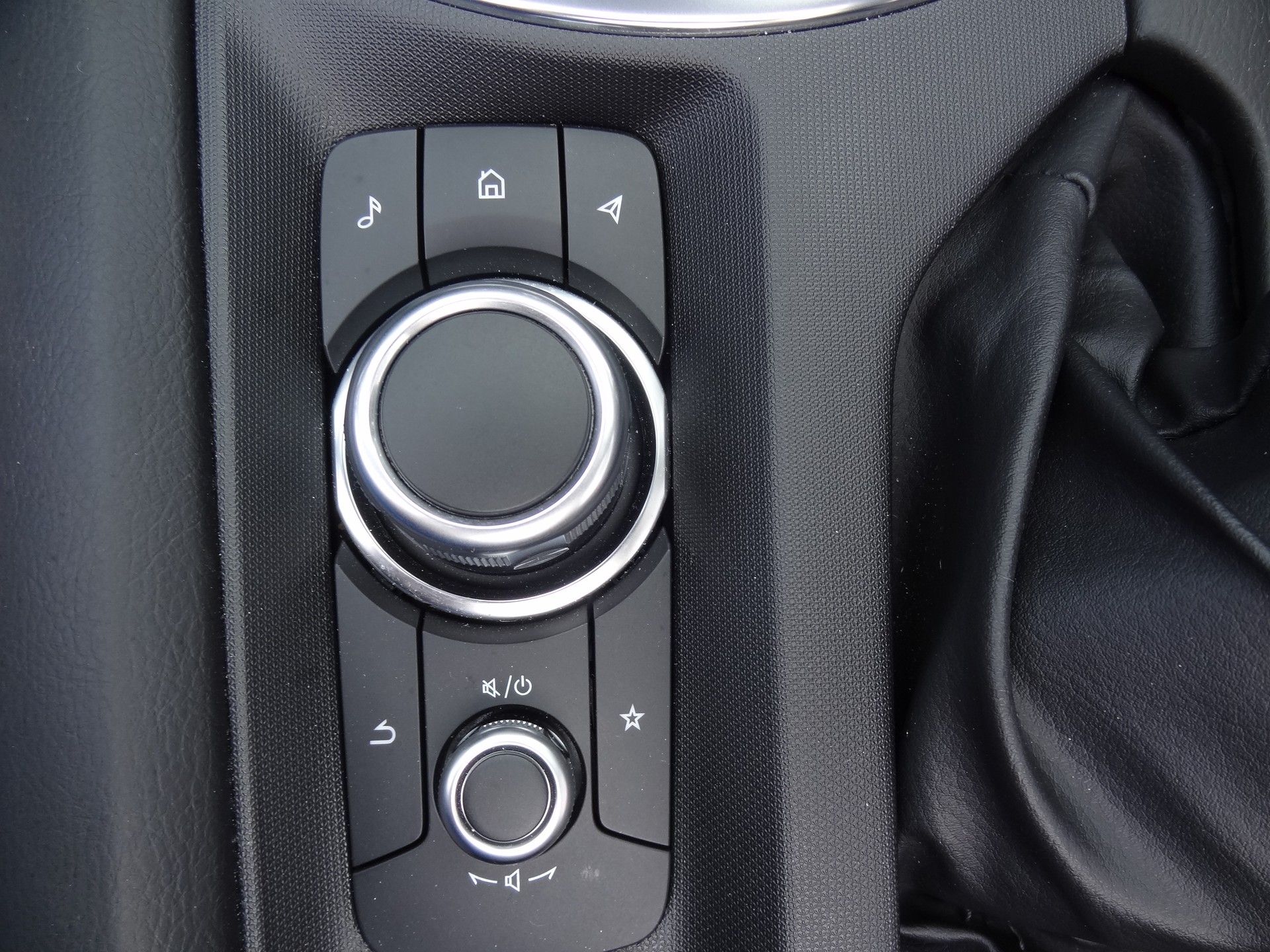 MAZDA MX-5 Skyactiv-G 132 Exclusive-line-image-18
