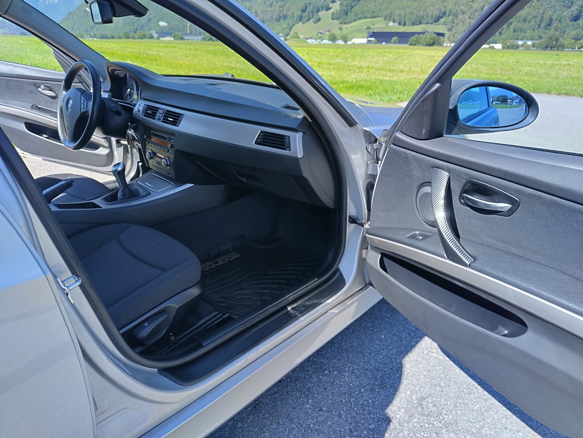 BMW 318i-image-5
