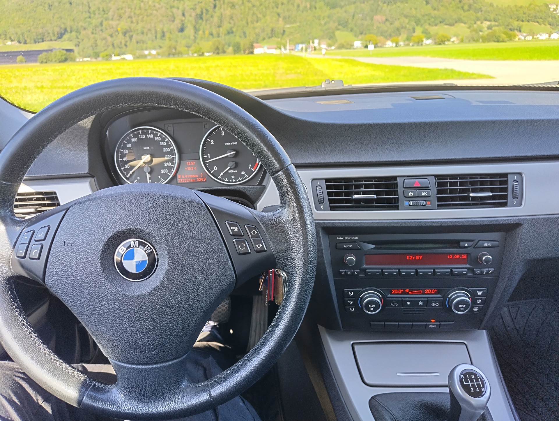 BMW 318i-image-2
