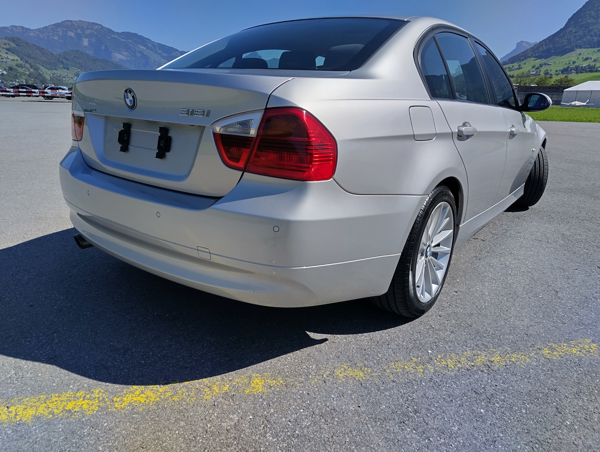 BMW 318i-image-1