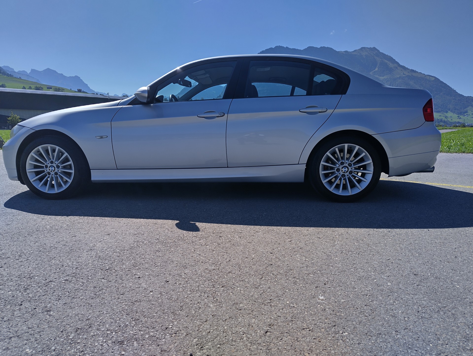 BMW 318i-image-4