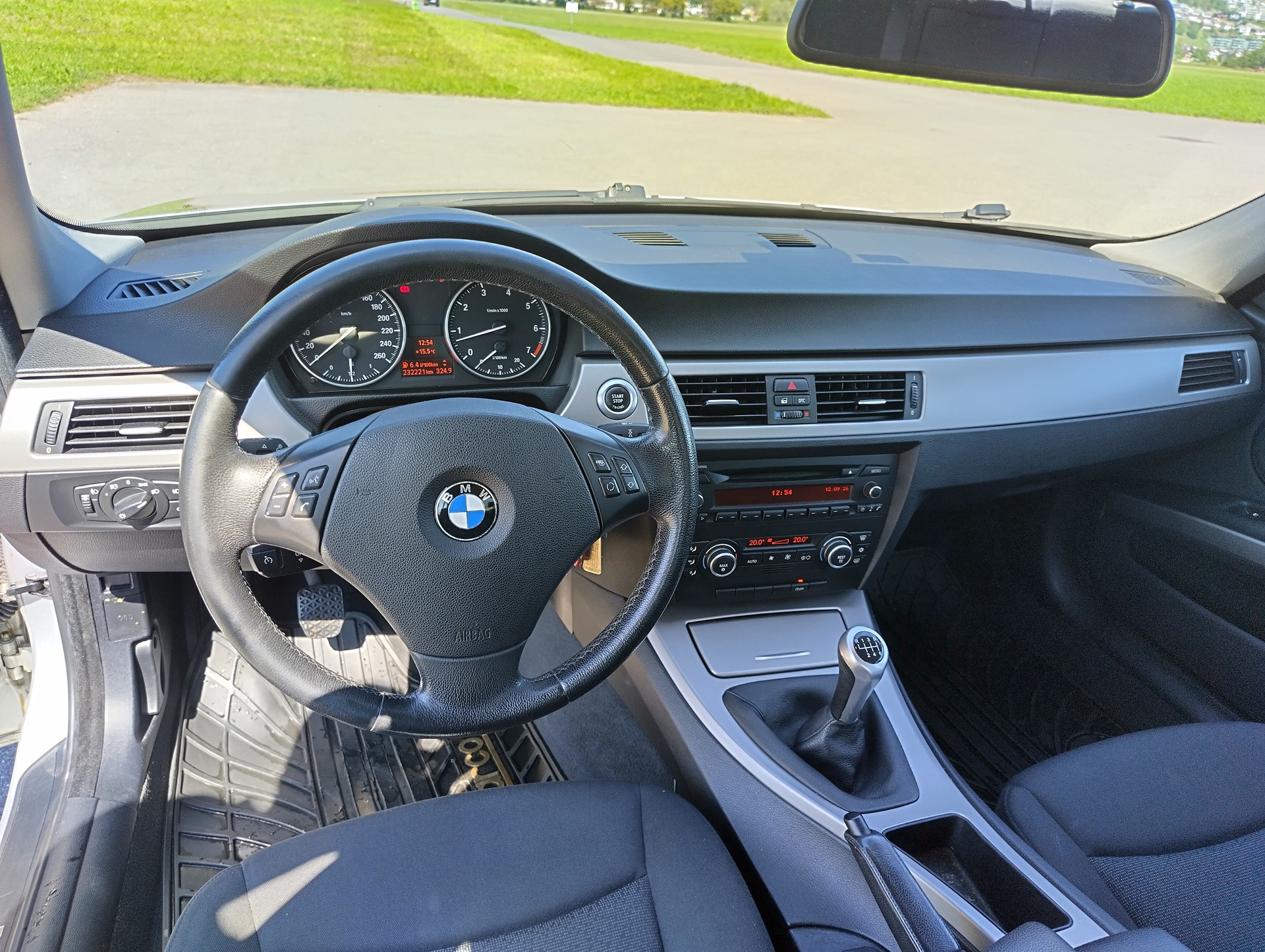 BMW 318i-image-9