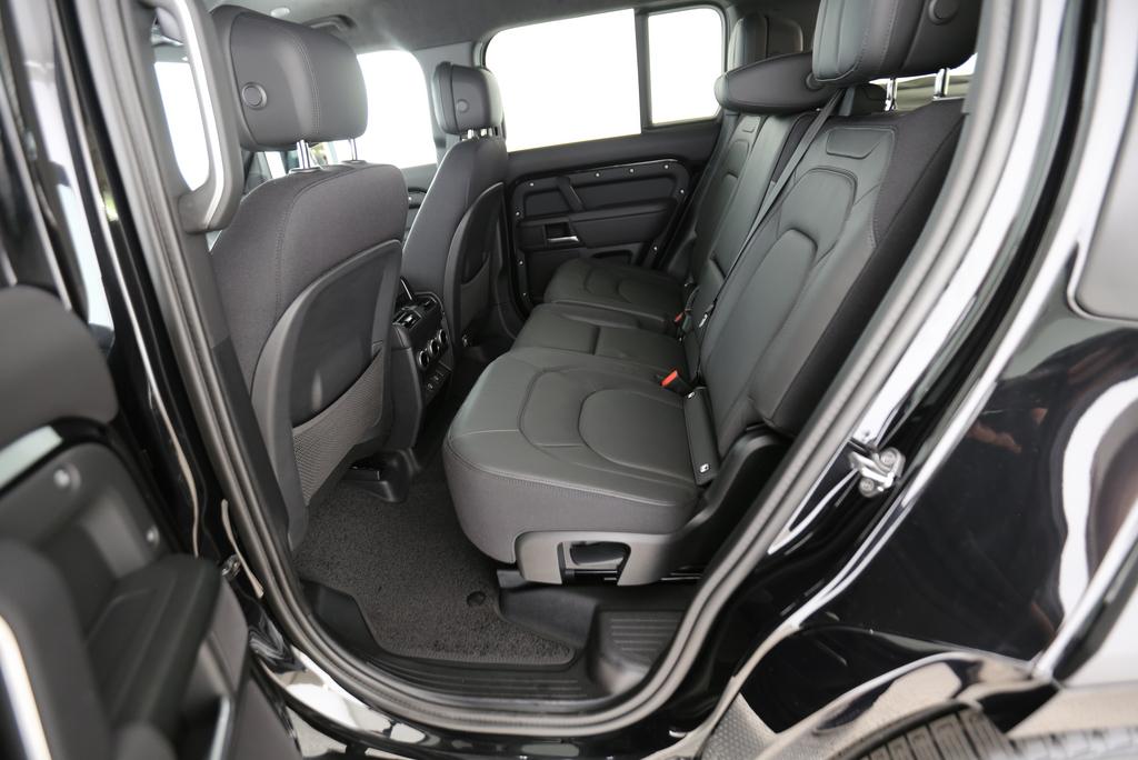 LAND ROVER Defender 130 3.0 D I6 300 X-image-6