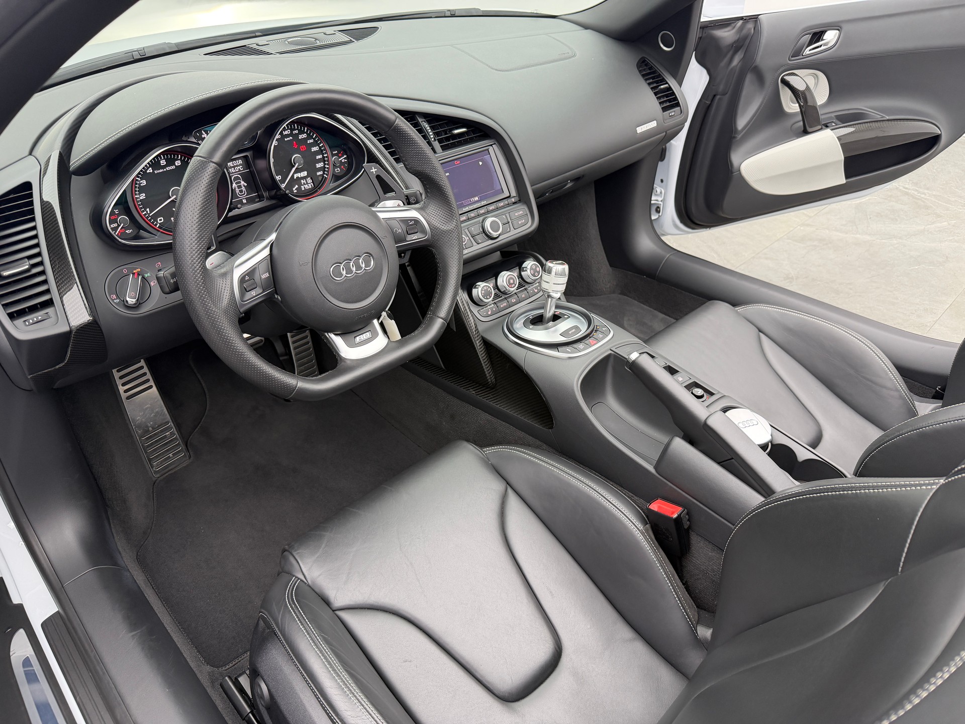 AUDI R8 Spyder 5.2 V10 Suzuka Gray Metallic R-Tronic-image-7