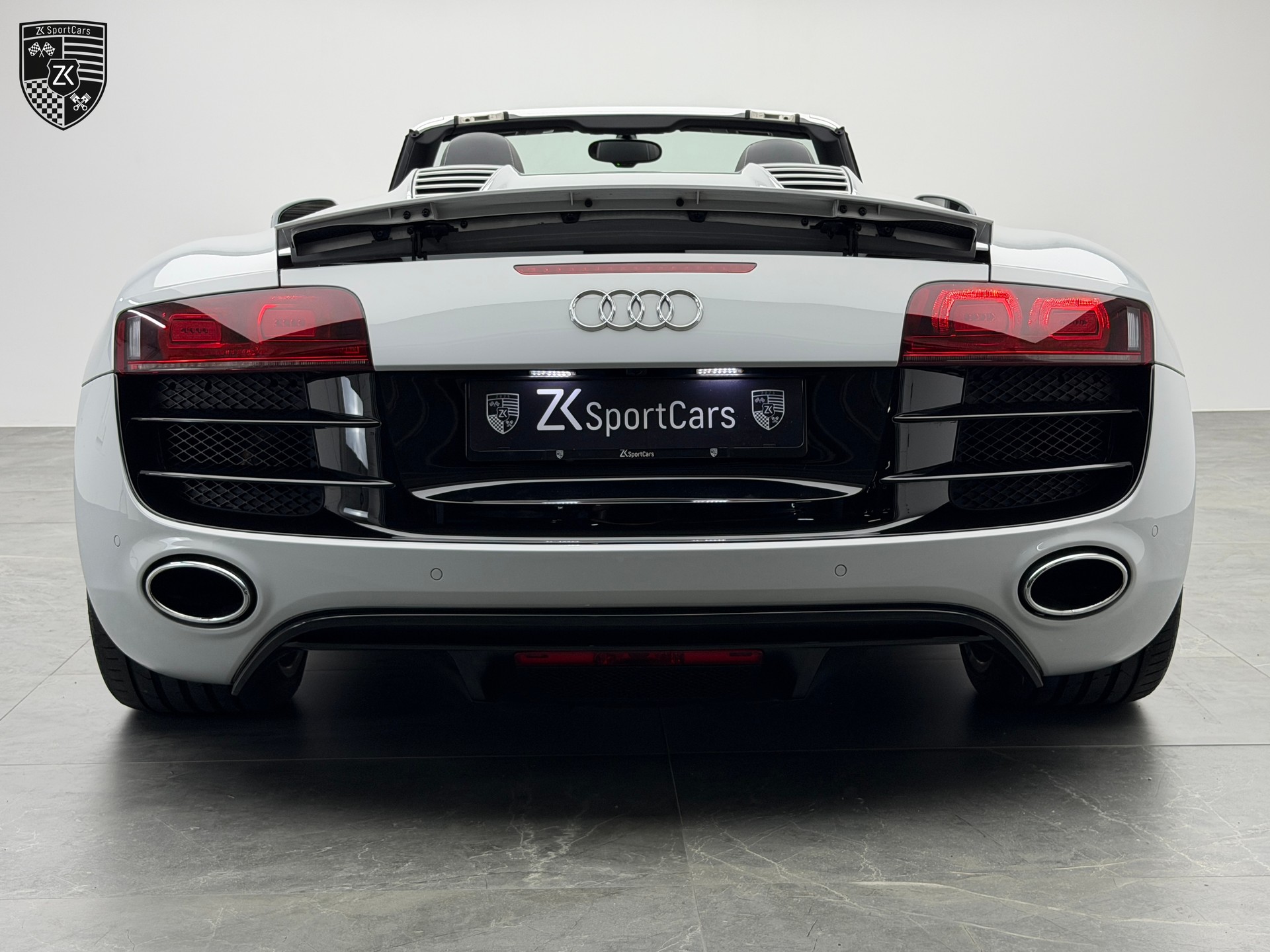 AUDI R8 Spyder 5.2 V10 Suzuka Gray Metallic R-Tronic-image-4