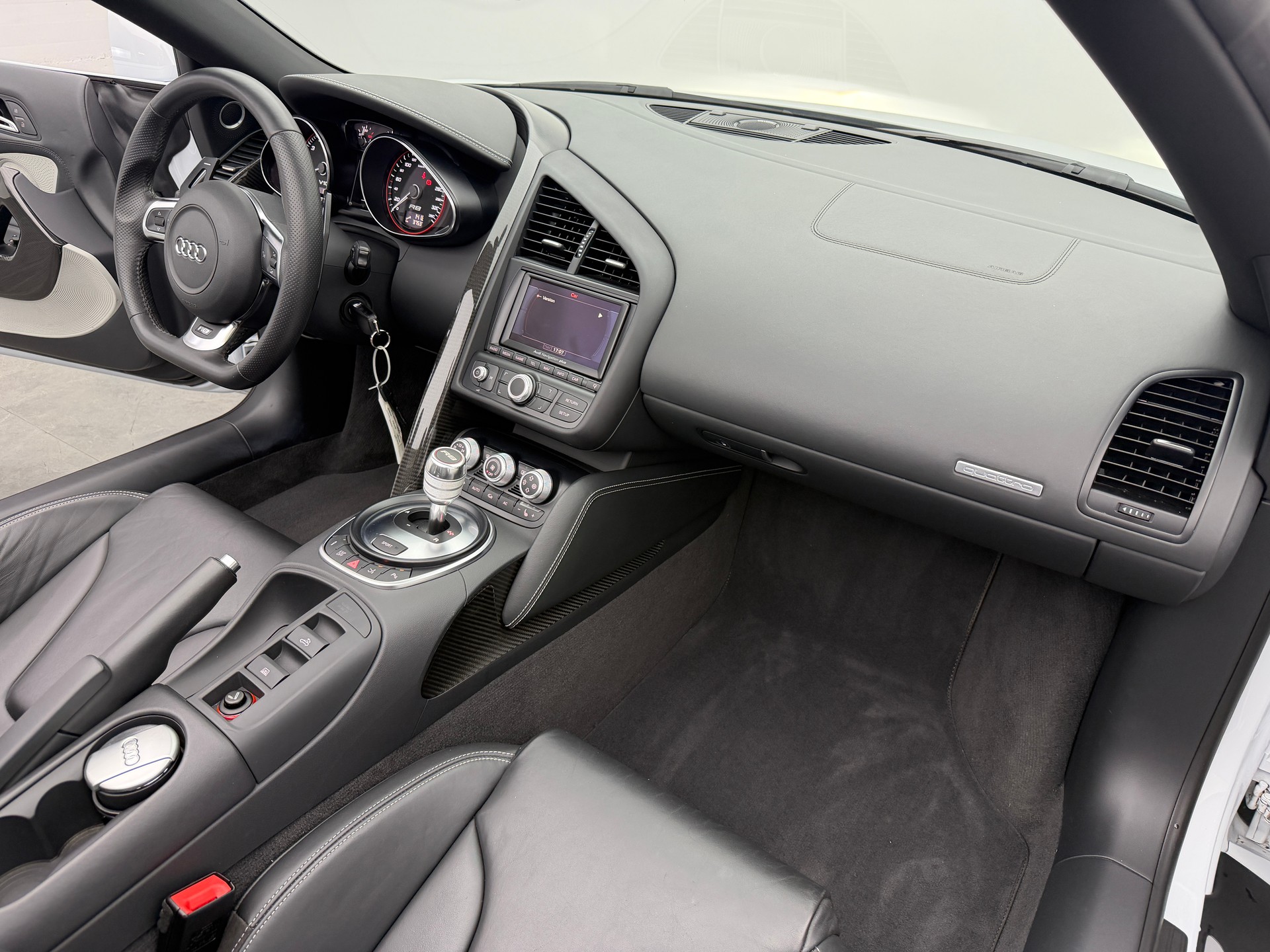 AUDI R8 Spyder 5.2 V10 Suzuka Gray Metallic R-Tronic-image-9