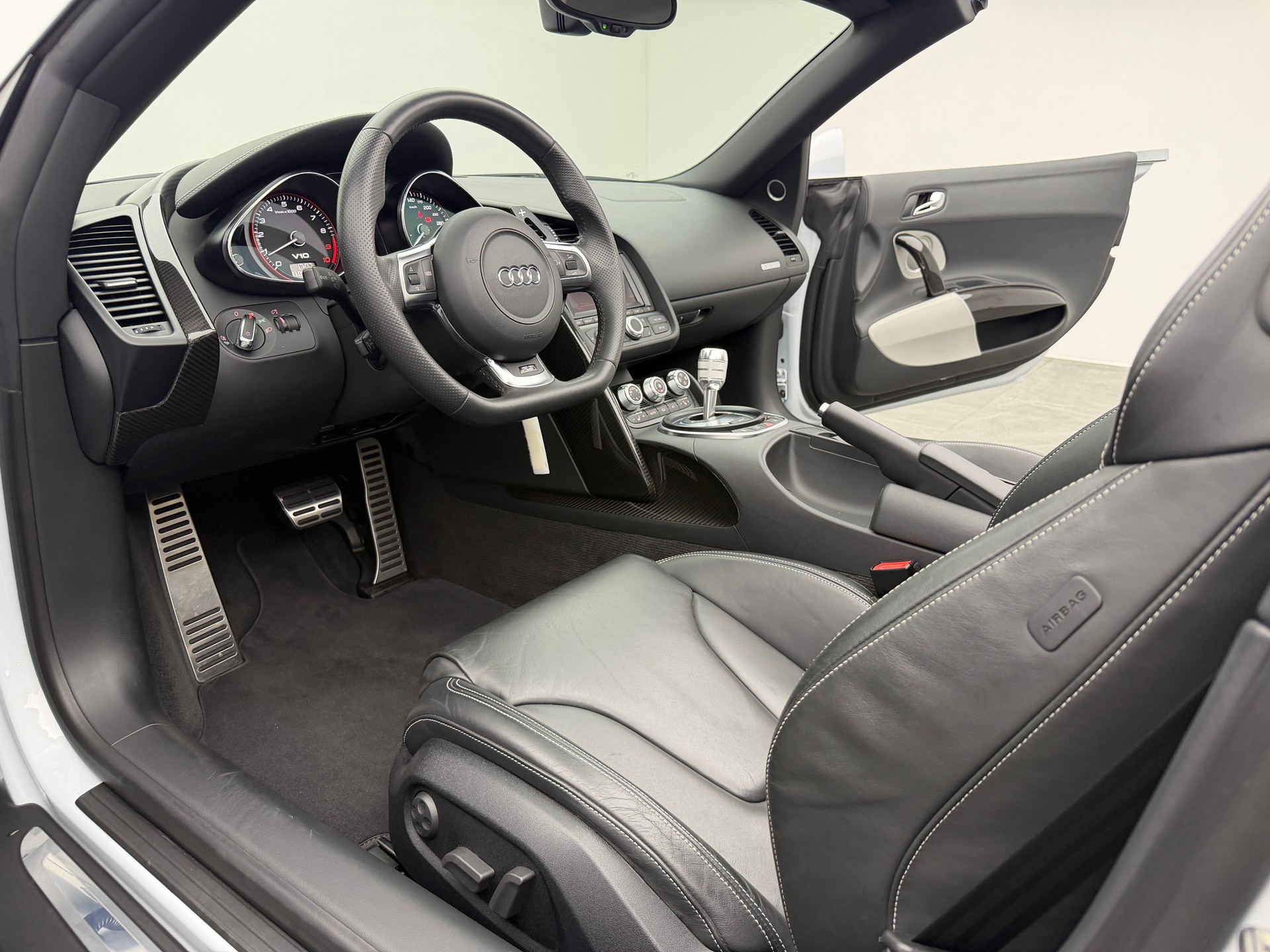 AUDI R8 Spyder 5.2 V10 Suzuka Gray Metallic R-Tronic-image-6